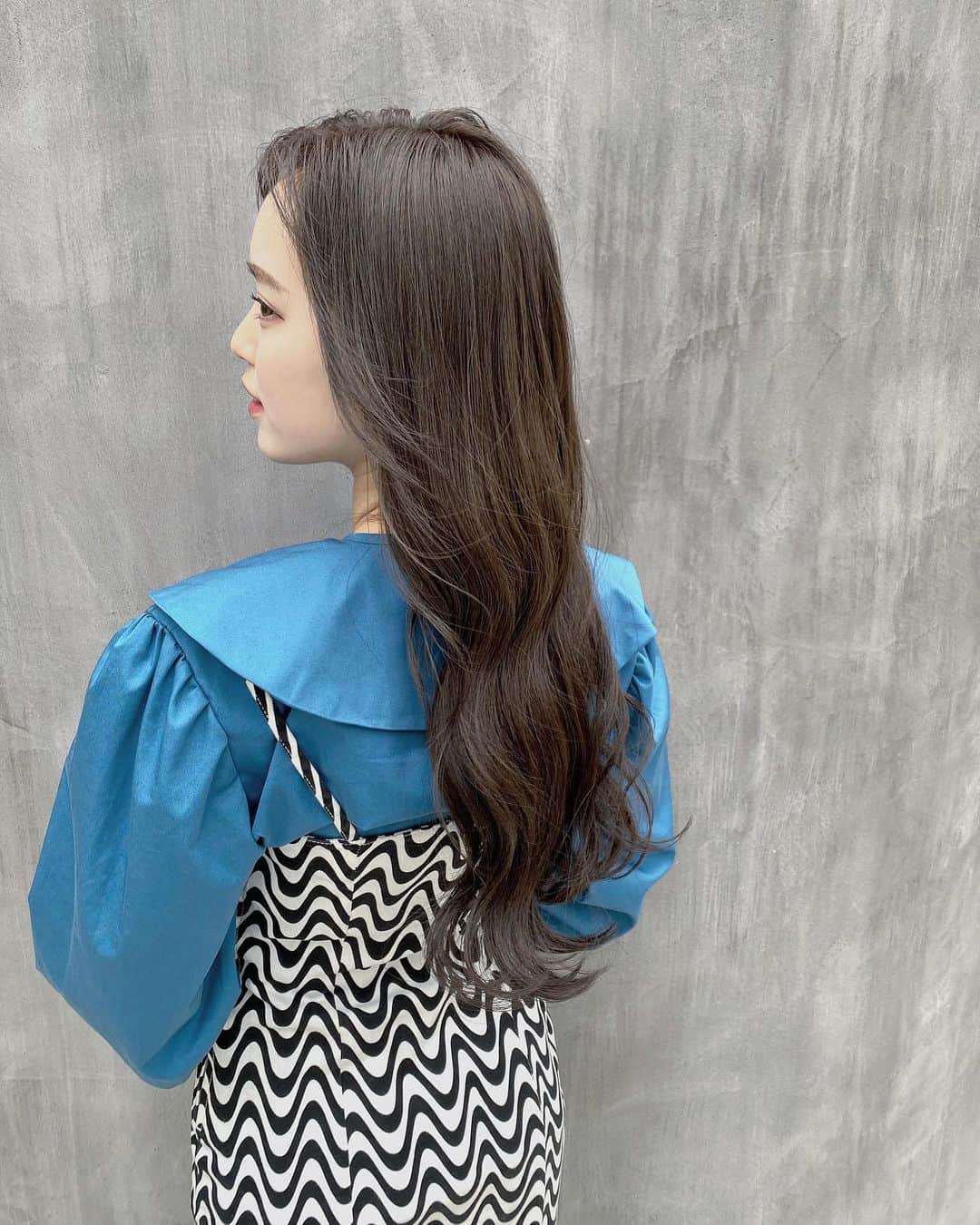 大塚萌香さんのインスタグラム写真 - (大塚萌香Instagram)「． 髪色少し暗くしました❤︎  青の服似合ってますか⁇🦋  ． ． #暗髪カラー #ロングヘア #ゆるふわ巻き」3月28日 17時32分 - moka_otsuka