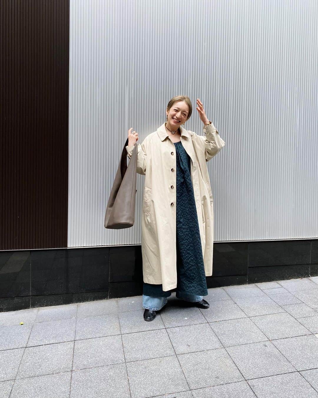 高山都さんのインスタグラム写真 - (高山都Instagram)「全身 @oblekt_jp と作ったお洋服の日は、真夏に向けての打ち合わせでした。 寒いから下にデニム履いてみたら、これまたよし。 久々にヒールなんて履いたりして。 coat one-piece denim @oblekt_jp × miyako takayama bag @therow  necklace @annikainez  shoes @maisonmargiela  #都ふく」3月28日 17時52分 - miyare38