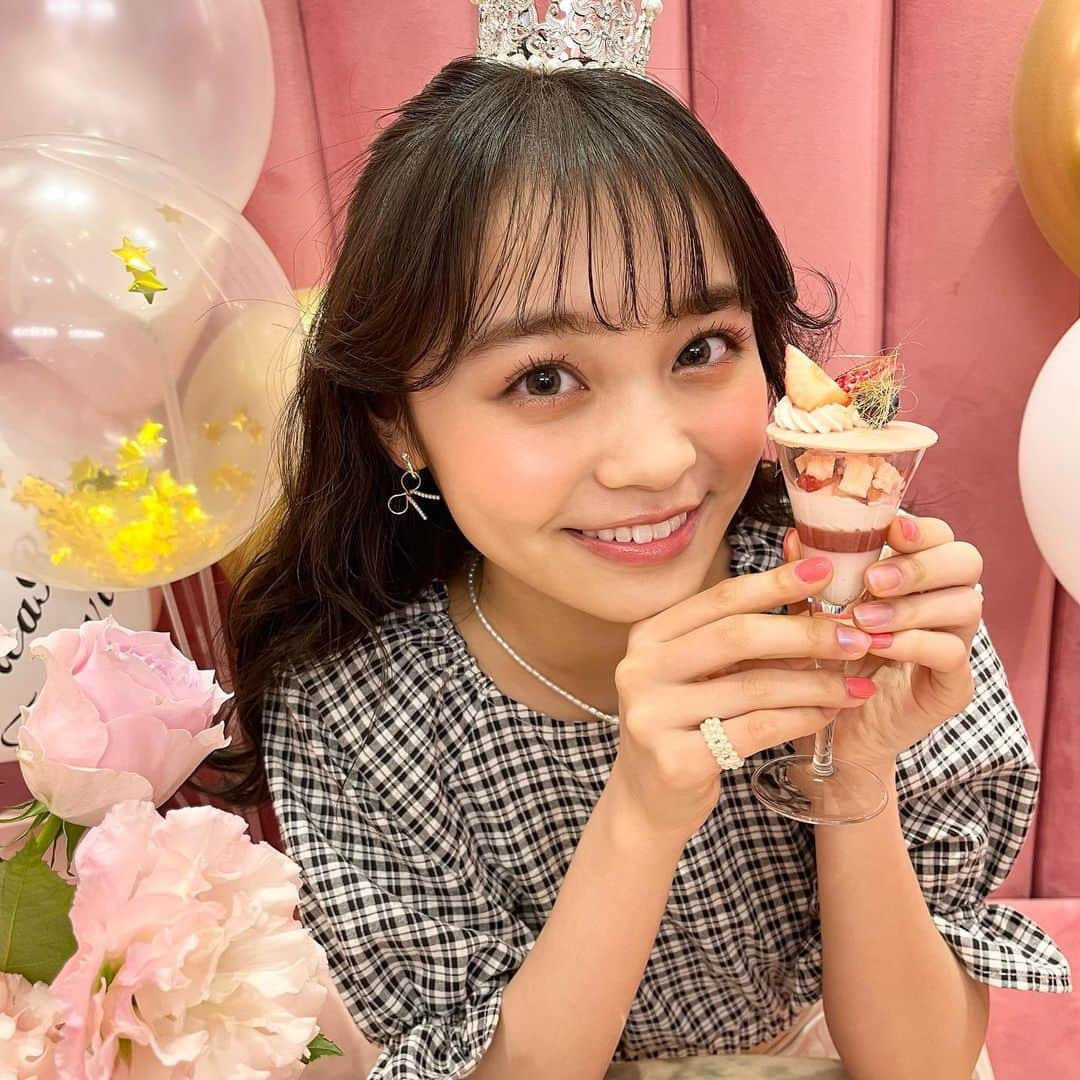 林芽亜里さんのインスタグラム写真 - (林芽亜里Instagram)「🎀 ⁡ みなさんカタログGETしてくださいましたか~？♡ 3冊目のめあレピカタログのオフショです🌷 ⁡ 一日中とっても楽しすぎるラスト撮影でした!!! ⁡ 1年間、本当にあっという間でした🥲 10代目レピピイメモです。って編集長さんから発表された時も、 色んな経験をさせて頂いて1年経った今も レピピイメモになることができて本当に嬉しいし幸せだなと思います!!! ⁡ 大好きなスタッフさん達にかこまれて、可愛いレピピのお洋服を着てヴィジュアル撮影やカタログ撮影など、毎回本当に本当に楽しい時間でした♡ ⁡ めあレピコスメ、コラボアイテムもたくさん作らせて頂いて、打ち合わせから参加させてもらって商品を作る楽しさと大変さを感じることもできました。 みなさんのもとに届いて皆さんからたくさん嬉しい反応があったのが本当に嬉しかったです(*^^*) ⁡ そして店舗イベントやオンラインイベント、インスタライブもたくさん遊びに来てくださってありがとうございました!!! もっとみんなの所に行きたかった~ 会いたかった~ 日本全国行きたかった~っていう気持ちもあります、、。 ⁡ ⁡ なかなか直接お会いできるイベントが出来なくて残念でしたが どんな形でもやっぱり皆さんにお会いできるのがとっても嬉しいし、楽しいし、皆さんから元気と笑顔を沢山貰えるし最高だ！って毎回思っていました🤭 ⁡ ⁡ ⁡ 改めて レピピイメモとしての1年間は本当に素敵な時間でした✨ 1年間、めあレピを応援して頂いて、たくさんお洋服を着てくださって本当にありがとうございました!!! ⁡ ⁡ レピピ!!!最高です!!!大好きです!!!♡ ⁡ ⁡ #レピピアルマリオ #めあレピ #林芽亜里」3月28日 18時01分 - meari__hayashi