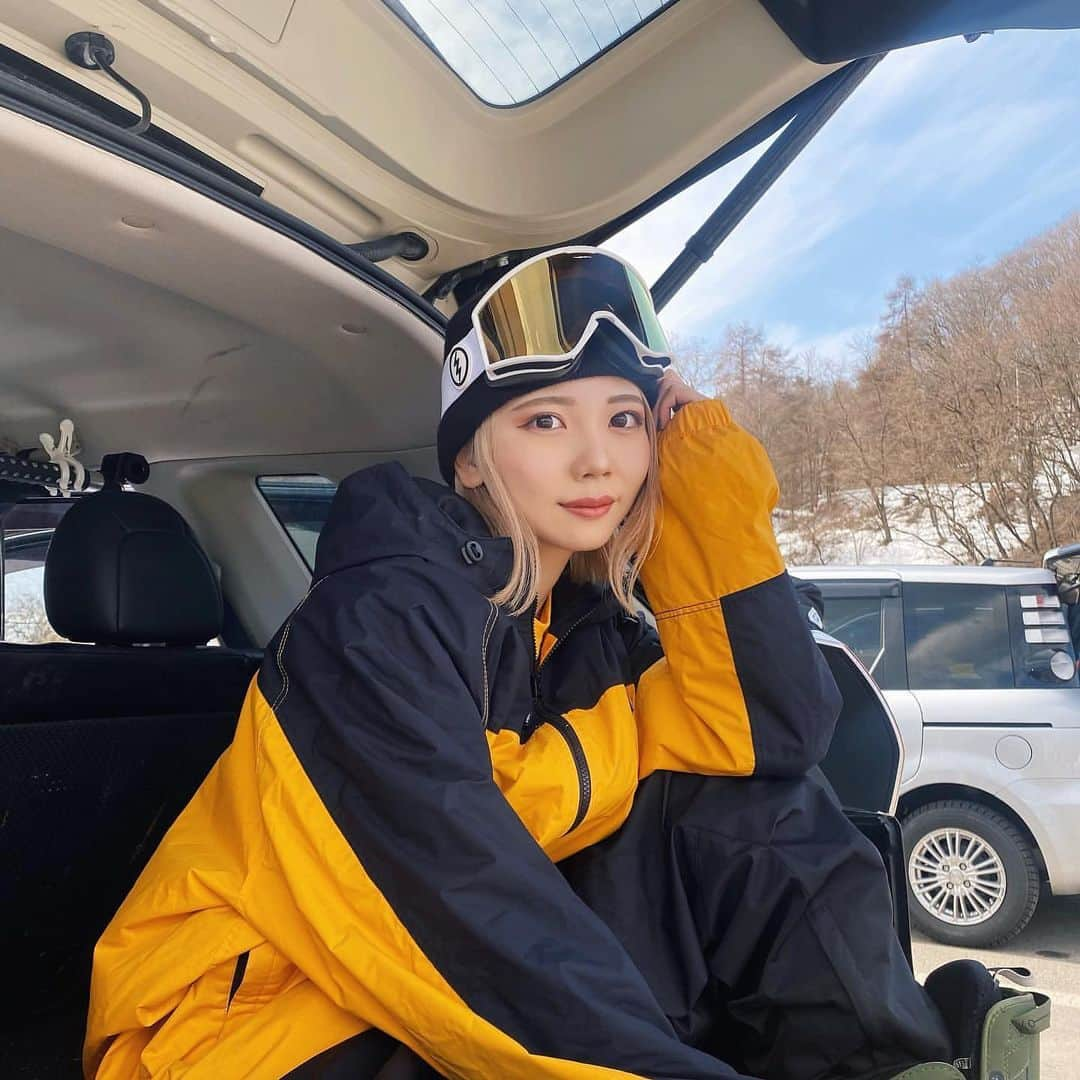 美女美容事情さんのインスタグラム写真 - (美女美容事情Instagram)「《可愛すぎるスノボー女子🏂❄️》 *⁠ 今回ご紹介させて頂きますのは!!👀❤︎⁠⠀ 𝕚𝕒𝕞 𝕊𝔸𝕂𝕀さん< @iam_saki912 >の素敵なお写真📸⁠⠀⁠⠀⁠⠀⁠ *⁠⠀⁠⠀⁠⠀⁠⠀ お洒落なスノボウェアがとても似合ってます💖 そしてプロ級にスノボーが上手ですね🤩⛄️ *⠀⁠⠀⁠⠀⁠⠀⁠⠀ 𝕚𝕒𝕞 𝕊𝔸𝕂𝕀さん< @iam_saki912 > ⁠⠀⁠⠀⁠⠀⁠⠀ 素敵な投稿ありがとうございました☺️📸✨ *⠀⁠⠀⁠⠀⁠⠀⁠⠀ 𝕚𝕒𝕞 𝕊𝔸𝕂𝕀さんのアカウントには他にも素晴らしい投稿が沢山ありますので是非覗いてみてくださいね💁‍♀️💙⁠⠀⁠⠀⁠⠀⁠⠀ *⠀⁠⠀⁠⠀⁠⠀⁠⠀ △▼△▼△▼△▼△▼△▼△▼△▼△▼ ⁠⠀⁠⠀⁠⠀ ❤🧡💛「美女美容事情」💚💙💜⠀⠀⠀⠀⠀⠀⠀⠀⠀⠀⠀⠀⠀⠀⁠⠀⁠⠀⁠⠀⁠⠀⁠⠀ 👇掲載ご希望の方は👇⠀⠀⠀⠀⠀⠀⠀⠀⠀⠀⠀⠀⠀⠀⠀⁠⠀⁠⠀⁠⠀⁠⠀⁠⠀ @b_b_j.jタグ付けと🖤 #ビジョビ ⁠⠀ 🖤タグ付けお願いします✨⠀⠀⠀⠀⠀⠀⠀⠀⠀⠀⠀⠀⠀⠀⠀⁠⠀⁠⠀⁠⠀⁠⠀⁠⠀ △▼△▼△▼△▼△▼△▼△▼△▼△▼ ⁠⠀⁠ #パラダ #スキーガーデンパラダ #エクストレイル #エクストレイルt32 #エクストレイル女子 #좋아요#스노우보드#스노보드#스트릿패션#운동#취미#2122시즌#보드그램#일본 #スノーボード #スノボ #スノボー #スノーボード女子 #スノボー女子 #スノボ女子 #Snowboarding #Snowboard」3月28日 18時01分 - b_b_j.j