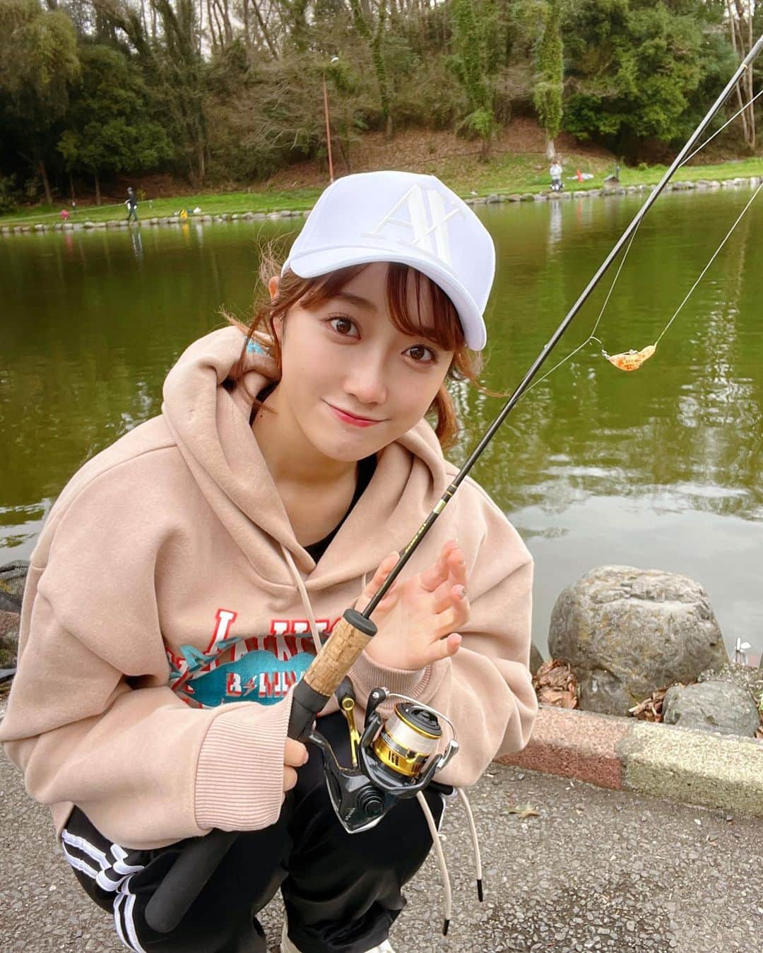 片原恵麻さんのインスタグラム写真 - (片原恵麻Instagram)「1ヶ月ぶりの王禅寺🎣  頭では分かっているのに理想のキャストが中々出来なくて焦れったくなりながら😵‍💫  マイカーも来たし、タックルも揃ったし、という事で猛特訓します🎣  と反省しつつも、久々に引きを感じて嬉しかったぁ𓆛𓆜𓆝𓆞𓆟 安定のご近所さんから「ニジマスの燻製を作りたい!!」とリクエストがあったので帰りに届けてから帰宅🏠  #釣りガール#釣り女子#釣り#釣りスタグラム#釣り初心者#釣りファッション#釣りバカ#釣り好き#釣り好きな人と繋がりたい#釣り人#釣りフォト#釣り部#海釣り#魚釣り#アングラー#釣り大好き倶楽部#釣り好き女子#ツリジョ#釣りバカ#釣り人#釣りすたぐらむ#釣りバカ日誌#管釣り#管理釣り場#フィッシュオン王禅寺#エリアトラウト#bassmania#バスマニア」3月28日 18時28分 - emma_katahara