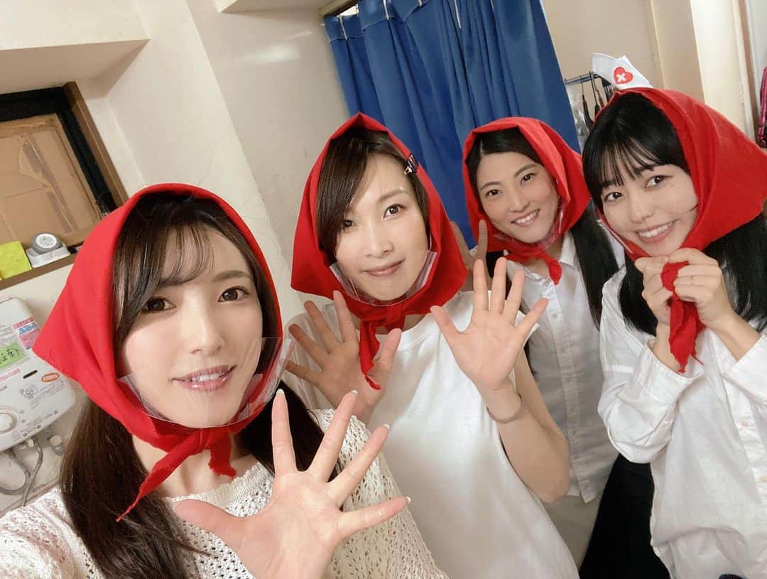 森沢かなさんのインスタグラム写真 - (森沢かなInstagram)「CONTE STAGE 『八百屋のゴリラ』 2022.3.18〜20  遅くなりましたが、 ご観劇、そしてお祝いボードで応援してくださった皆さまありがとうございました！  はじめてのコントいかがでしたでしょうか？！ 全8本、みんなはどのコントが好きでしたか？😚 なかなかやることのないJKやアイドルもやれて本当にたのしかった！！！  毎公演出るコントが違うので覚えることも沢山だったけど、 貴重な経験をさせていただきました！  稽古から本番までの1週間が本当あっという間で…。 とてもすてきな座組のみんなに囲まれて毎日たのしかったです☺️✨  #コントステージ #contestage  #八百屋のゴリラ」3月28日 20時08分 - morisawa_kana