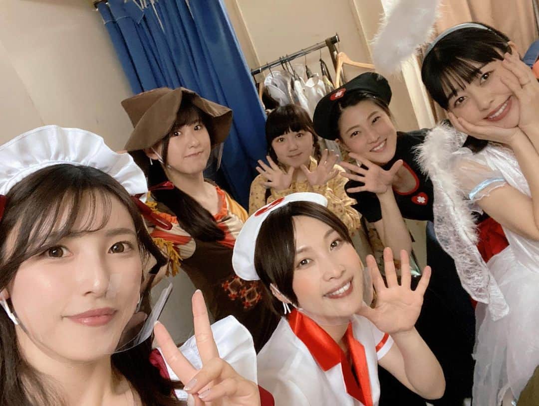 森沢かなさんのインスタグラム写真 - (森沢かなInstagram)「CONTE STAGE 『八百屋のゴリラ』 2022.3.18〜20  遅くなりましたが、 ご観劇、そしてお祝いボードで応援してくださった皆さまありがとうございました！  はじめてのコントいかがでしたでしょうか？！ 全8本、みんなはどのコントが好きでしたか？😚 なかなかやることのないJKやアイドルもやれて本当にたのしかった！！！  毎公演出るコントが違うので覚えることも沢山だったけど、 貴重な経験をさせていただきました！  稽古から本番までの1週間が本当あっという間で…。 とてもすてきな座組のみんなに囲まれて毎日たのしかったです☺️✨  #コントステージ #contestage  #八百屋のゴリラ」3月28日 20時08分 - morisawa_kana