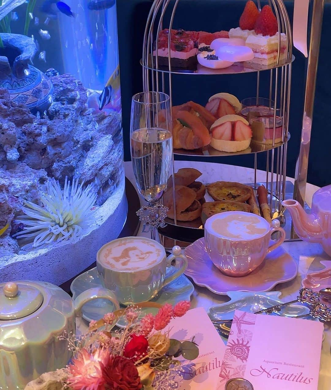 小松崎真理さんのインスタグラム写真 - (小松崎真理Instagram)「@aquarium_nautilus_ でafternoon tea💕🐠女子会したよ〜😌 ・ 全部が可愛すぎるカフェだったぁ🍰☕️ ・ ・ ・ #上野#上野カフェ#アクアリウム#アリエル#アフタヌーンティー#カフェ#女子会#スイーツ#デザート#ラテアート##afternoontea#ueno#aquarium」3月28日 20時14分 - xs2.mari.s2x