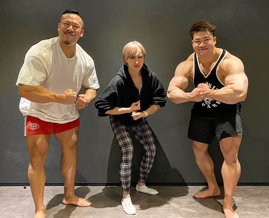 渋谷美穂さんのインスタグラム写真 - (渋谷美穂Instagram)「マスキュラーポーズ😤🔥 IFBB PROボディビルダー 倉持さん＆ポパイ関根さん @tarokenful1  @popaisekine  スリーショット📸 ⁡ まさかでっかいお二人がこんなににこやかな笑顔 をしていると思わず、私がひとりだけ 顔だけは一丁前なのが逆に恥ずかしい😂😂😂www ⁡ 異次元レベルでデカくて挟まれた私は 囚われた宇宙人状態でした👽泣 ⁡ この2人が常に近くにいたら 筋肉がついてもついても、 ちっともデカくなった実感湧かないんだろうな〜😇 とポカーーーンとしながら眺めてしまいました😅  追いつけるよう頑張ります😂💕 ⁡ #筋肉は無限大♾ #終わりなき筋肉 #筋肉圧で酸素薄いわ #筋肉は偉大なり ⁡ ⁡ #フィギュア#コンテスト#ボディメイク#減量#ダイエット#筋肉女子#筋肉#筋トレ#フィットネス#腹筋#シックスパック#トレーニング#ワークアウト#筋トレ女子#腹筋女子#筋肉女子#減量 #ifbb#Japan#japanese#abs#fitness#training#workout#figure#sixpac#condition#motivation」3月28日 20時55分 - miho_fitness