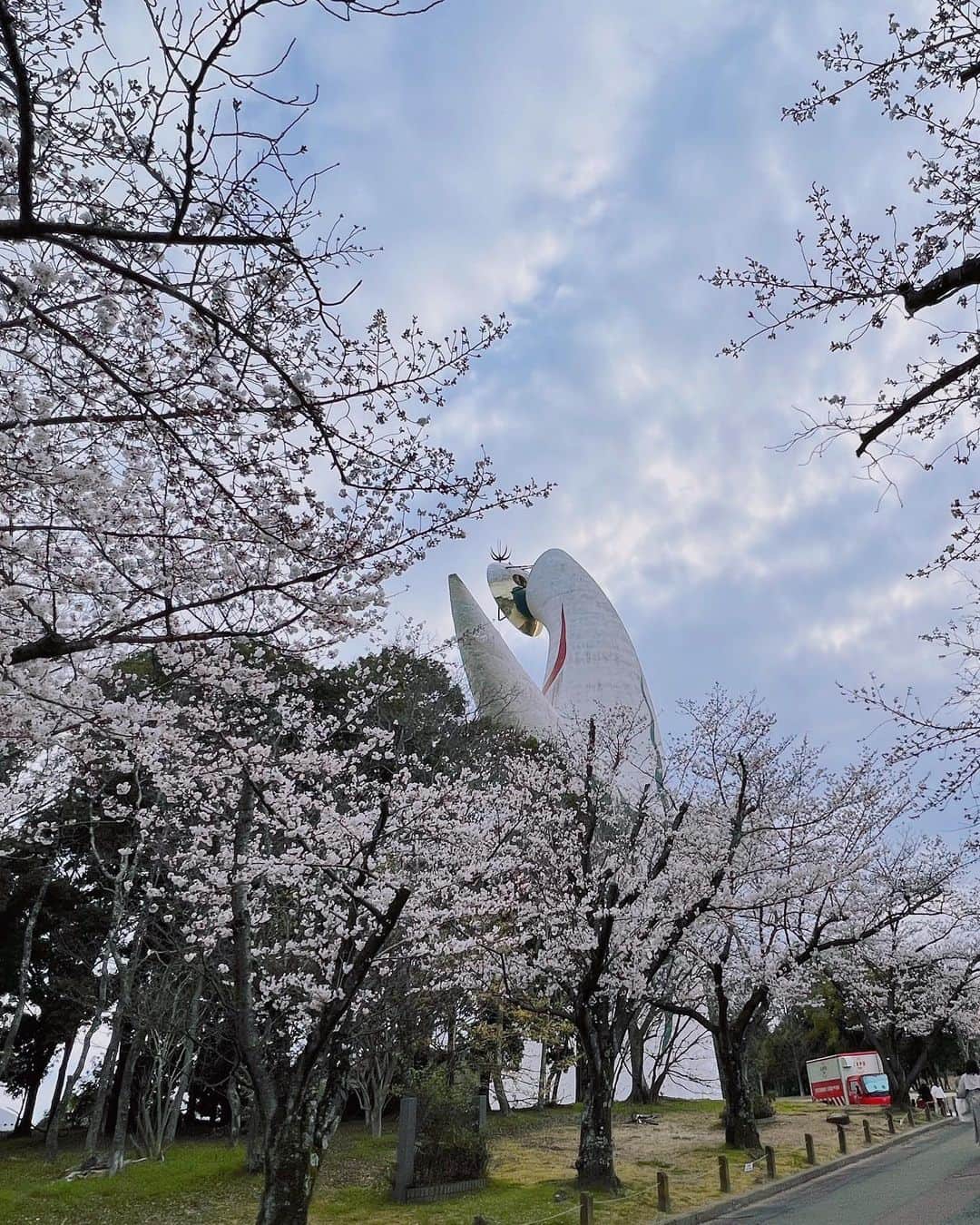 東留伽さんのインスタグラム写真 - (東留伽Instagram)「こんばんは。 キャストにて、万博記念公園から桜中継お届けしました🌸 ． ． ソメイヨシノは五分咲き。 早咲きの桜は今ちょうど満開を迎えています。 ． ． 東大路の桜並木は、道がどーんと広くて気持ちがいいです。 太陽の塔もバックショットがなかなかいいです！笑 ． 春物のコートだと夕方頃は少し寒かったので、皆さんも温度調整できる服装でお出かけくださいね🧥 ． ． ． 明日は1年目から担当したキャストに出演できる最後の機会。 たくさん教えていただいたことを活かせるように頑張ります。 ． ． #キャスト #中継 #桜 #桜並木 #万博記念公園 #ソメイヨシノ #アナウンサー #衣装 #春 #春コート」3月28日 21時47分 - azumaruka_abc