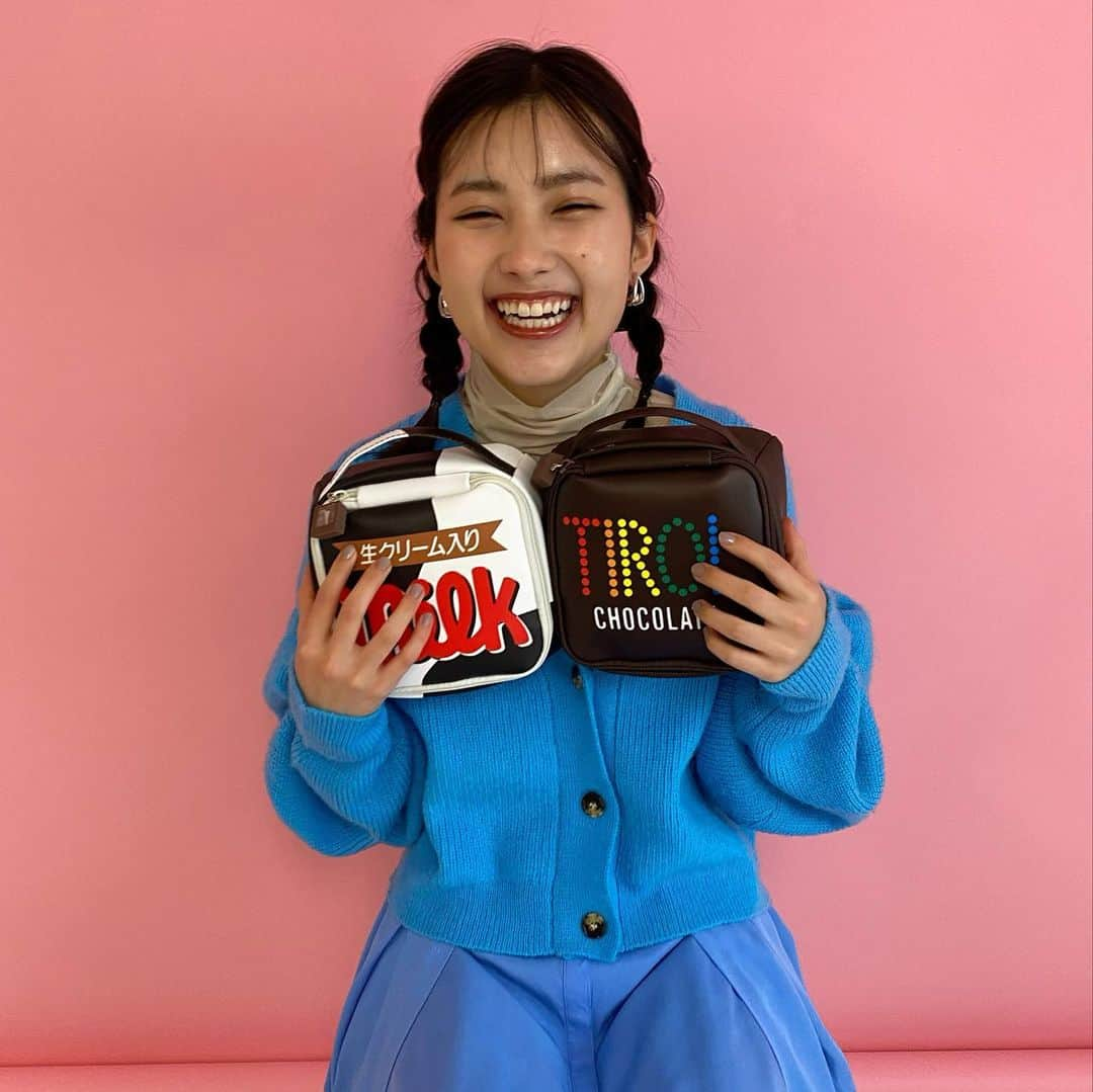 高橋有紀さんのインスタグラム写真 - (高橋有紀Instagram)「チロルチョコマルチポーチ本 笑顔かわい〜☺️ #hairmake #osakana_yuki  #井頭愛海」3月28日 22時28分 - osakana_yuki