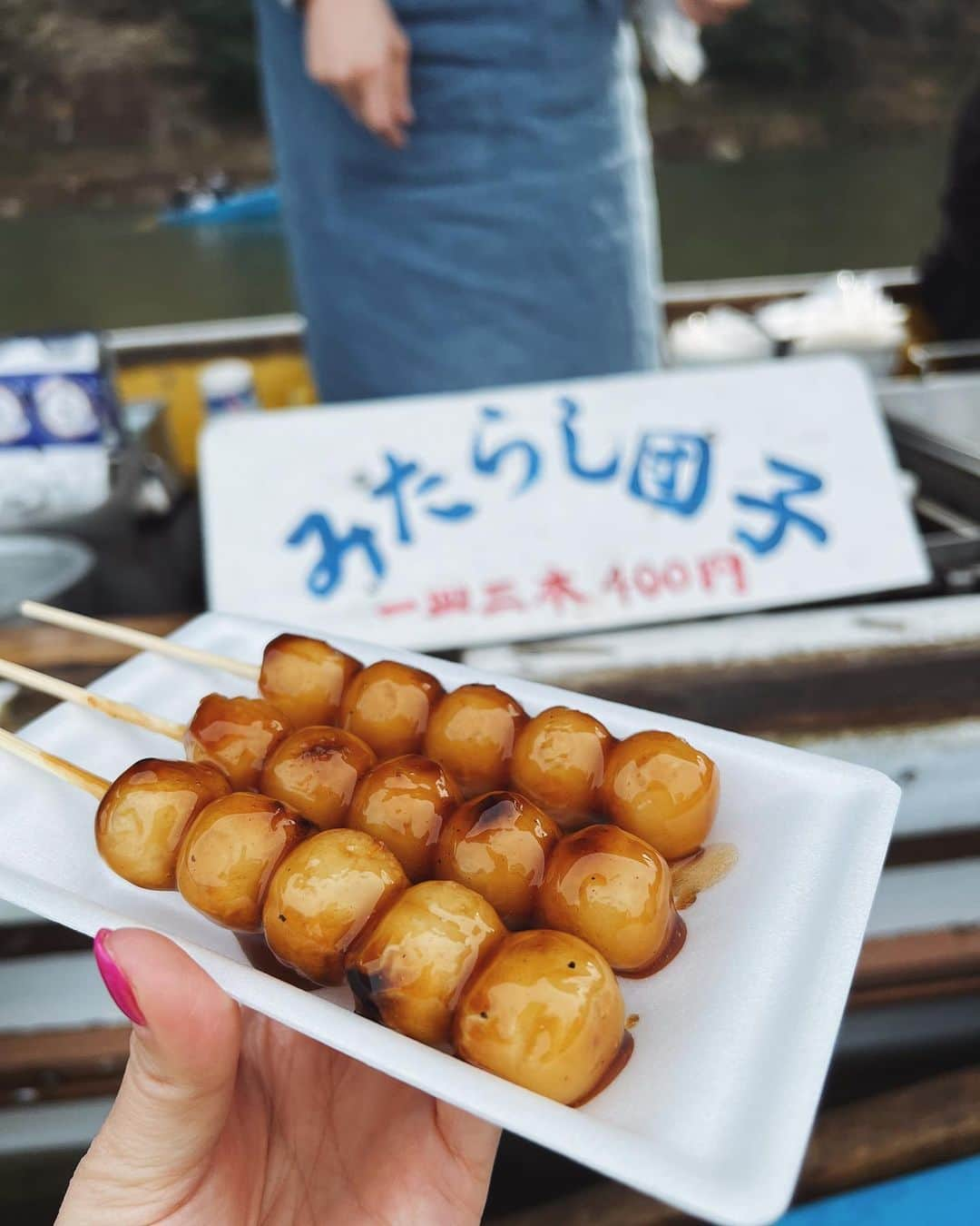 梅谷安里さんのインスタグラム写真 - (梅谷安里Instagram)「🌸🍡🌸🍡🌸 ボート乗ってる人見て 乗りたくなって🤭 🚣🚣🚣🚣🚣🚣 途中で船の上でお団子をGET🍡 🍺と🦑も🫢w 初めてすぎてめっちゃ楽しかった🌸 紅葉の季節も最高だろうなん🍁 #kyoto#京都#嵐山 #🚣#あん旅」3月28日 22時38分 - anriworld