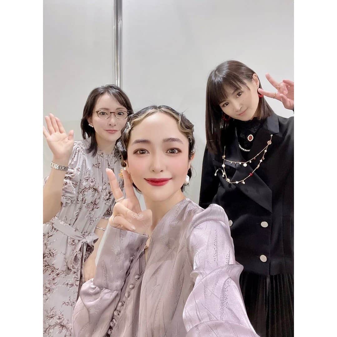 松澤千晶さんのインスタグラム写真 - (松澤千晶Instagram)「アニメジャパンいろいろ。  今年もお供させていただき光栄でした。  たかが司会されど司会と言いますか、一番近くで見届けた者として、何かしら残しておきたいと思います📝  ジョジョに関しては、アニメーションから10周年、原作からは35周年を迎えるとのことで、この人間讃歌の物語と同じ時代を生きる慶びを感じました。  多くはお話できませんでしたが、やはり6部は良いですね🦋  全て終わったら、私はエンポリオに聞きたいことがたくさんあります⚾️  このお写真だとわかりにくいですが、メインの3人娘さんはグリーンのリップでとてもキマっていらっしゃいました💋  伊瀬茉莉也ちゃんが、何で私こんなに真ん中でドヤってるのォオオオ～～ッ😱と。笑  ジョジョのお写真はドヤってこそだと思いますが、エルメェス田村さんやウェザーリポート梅原さんのお茶目な感じも素敵ですね🌈  お写真無いものも備忘録で。  ----------------2022/3/26 (土)----------------  1日目の朝は群青のファンファーレから始まりました。  競馬学校のお話で、オリジナルアニメが好きな自分としては非常に興味深いものでした🏇  じゃじゃ馬グルーミン★UP！が好きだったので、競走馬との向き合い方がどう描かれてゆくのか、今から楽しみです🐴  2つ目の賭ケグルイは、早見さんと田中さんが、この作品を楽しむと言うよりは、愉しんでいるのが伝わってきて、素敵でした🃏  自分はミッキーマウスの中身は知りたくないタイプですが、演者さんに作品を通して感じたことを聞くことで、物語がより立体的になり、現実と創作が地続きである喜びを感じるようになりました。  3つ目のタイバニは先日のイベントで感極まっていたもので、平田さんと森田さんが存在しているだけで楽しかったです🐯🐰  平田さんが、ちょっと来てくれよ！と真ん中に入れてくださったお写真は、お2人の間に入って良いのか戸惑いながらも、喜びを隠せませんでしたね。  4つ目が1日目のラスト、ジョジョのステージでした。  ----------------2022/3/27 (日)----------------  2日目はヴァンパイア・イン・ザ・ガーデンから🌹  こちらは一足お先に拝見して、研ぎ澄まされた素敵な作品なので、5月に配信開始されたら是非見ていただきたいです。  2つ目のコタローは一人暮らしは、想像以上に深いと言いますか、一人の子供を通して社会が見えてくる作品で、個人的にとてもおすすめです🏠  3つ目のプリマドールは、ちょっと急いでいたのでお写真はありませんが、Keyが送るアニメ作品とのことで、可愛いの奥に潜む可哀想を今から期待している自分がいます🗝  そして4つ目が、毎年アニメジャパンのラストを飾る進撃の巨人、まさか今年は1時間ステージだったとは…  このところファーストシーズンから見返して、なんと言いますか、入り込み過ぎてしまいました🧣  アニメジャパンが終わると、今年もアニメの1年が終わったなと感じます。  ご来場の皆様、配信でご覧くださった皆様、誠にありがとうございました。  #animejapan2022  #群青のファンファーレ #賭ケグルイ #tigerandbunny  #ジョジョの奇妙な冒険  #ヴァンパイアインザガーデン  #コタローは1人暮らし  #プリマドール #進撃の巨人」3月29日 1時21分 - chiaki_matsuzawa