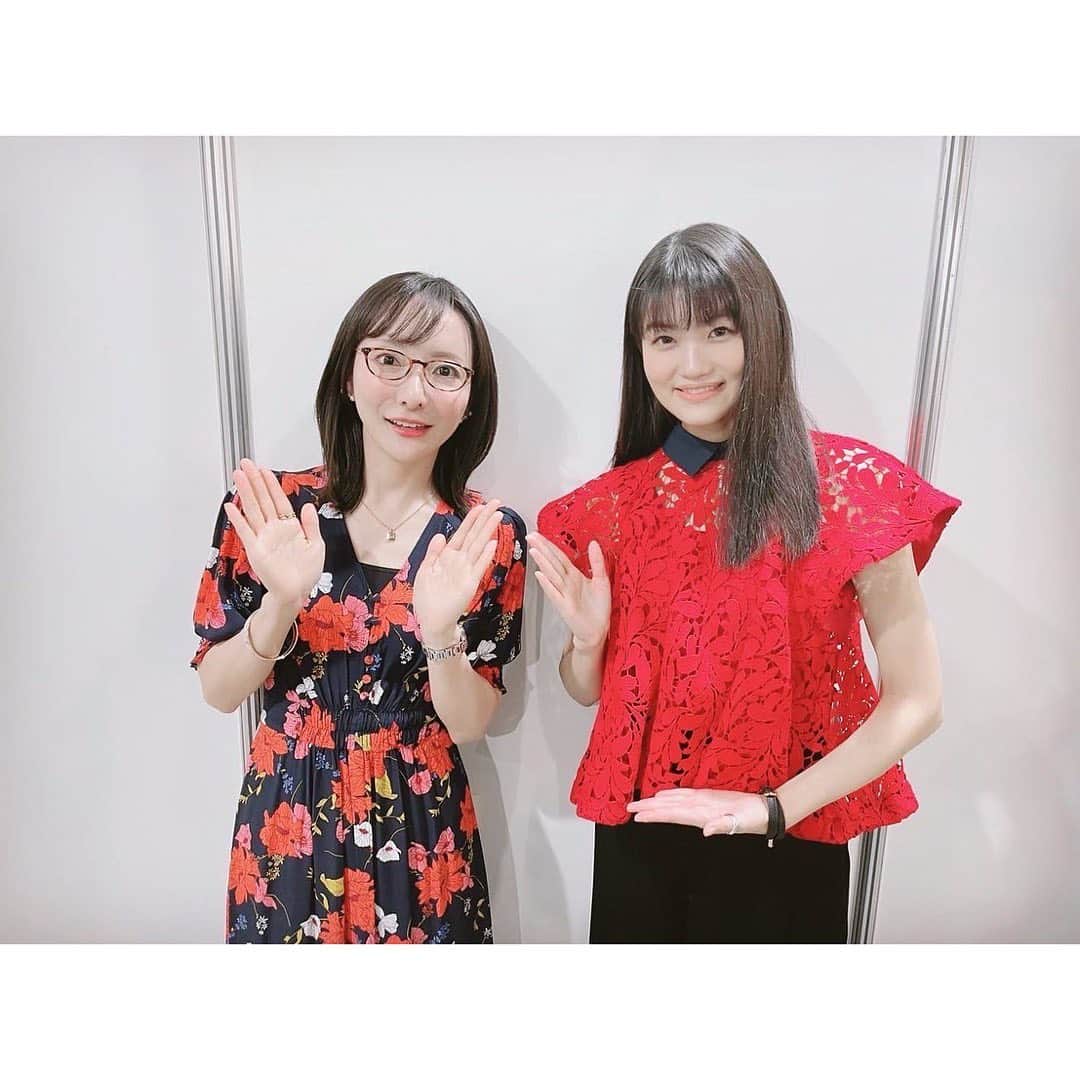 松澤千晶さんのインスタグラム写真 - (松澤千晶Instagram)「アニメジャパンいろいろ。  今年もお供させていただき光栄でした。  たかが司会されど司会と言いますか、一番近くで見届けた者として、何かしら残しておきたいと思います📝  ジョジョに関しては、アニメーションから10周年、原作からは35周年を迎えるとのことで、この人間讃歌の物語と同じ時代を生きる慶びを感じました。  多くはお話できませんでしたが、やはり6部は良いですね🦋  全て終わったら、私はエンポリオに聞きたいことがたくさんあります⚾️  このお写真だとわかりにくいですが、メインの3人娘さんはグリーンのリップでとてもキマっていらっしゃいました💋  伊瀬茉莉也ちゃんが、何で私こんなに真ん中でドヤってるのォオオオ～～ッ😱と。笑  ジョジョのお写真はドヤってこそだと思いますが、エルメェス田村さんやウェザーリポート梅原さんのお茶目な感じも素敵ですね🌈  お写真無いものも備忘録で。  ----------------2022/3/26 (土)----------------  1日目の朝は群青のファンファーレから始まりました。  競馬学校のお話で、オリジナルアニメが好きな自分としては非常に興味深いものでした🏇  じゃじゃ馬グルーミン★UP！が好きだったので、競走馬との向き合い方がどう描かれてゆくのか、今から楽しみです🐴  2つ目の賭ケグルイは、早見さんと田中さんが、この作品を楽しむと言うよりは、愉しんでいるのが伝わってきて、素敵でした🃏  自分はミッキーマウスの中身は知りたくないタイプですが、演者さんに作品を通して感じたことを聞くことで、物語がより立体的になり、現実と創作が地続きである喜びを感じるようになりました。  3つ目のタイバニは先日のイベントで感極まっていたもので、平田さんと森田さんが存在しているだけで楽しかったです🐯🐰  平田さんが、ちょっと来てくれよ！と真ん中に入れてくださったお写真は、お2人の間に入って良いのか戸惑いながらも、喜びを隠せませんでしたね。  4つ目が1日目のラスト、ジョジョのステージでした。  ----------------2022/3/27 (日)----------------  2日目はヴァンパイア・イン・ザ・ガーデンから🌹  こちらは一足お先に拝見して、研ぎ澄まされた素敵な作品なので、5月に配信開始されたら是非見ていただきたいです。  2つ目のコタローは一人暮らしは、想像以上に深いと言いますか、一人の子供を通して社会が見えてくる作品で、個人的にとてもおすすめです🏠  3つ目のプリマドールは、ちょっと急いでいたのでお写真はありませんが、Keyが送るアニメ作品とのことで、可愛いの奥に潜む可哀想を今から期待している自分がいます🗝  そして4つ目が、毎年アニメジャパンのラストを飾る進撃の巨人、まさか今年は1時間ステージだったとは…  このところファーストシーズンから見返して、なんと言いますか、入り込み過ぎてしまいました🧣  アニメジャパンが終わると、今年もアニメの1年が終わったなと感じます。  ご来場の皆様、配信でご覧くださった皆様、誠にありがとうございました。  #animejapan2022  #群青のファンファーレ #賭ケグルイ #tigerandbunny  #ジョジョの奇妙な冒険  #ヴァンパイアインザガーデン  #コタローは1人暮らし  #プリマドール #進撃の巨人」3月29日 1時21分 - chiaki_matsuzawa