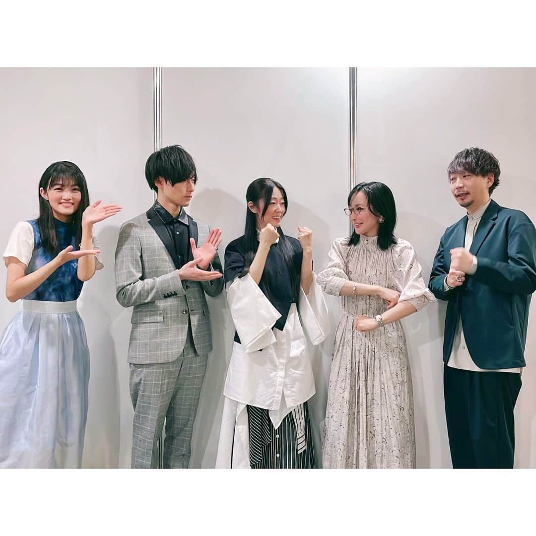 松澤千晶さんのインスタグラム写真 - (松澤千晶Instagram)「アニメジャパンいろいろ。  今年もお供させていただき光栄でした。  たかが司会されど司会と言いますか、一番近くで見届けた者として、何かしら残しておきたいと思います📝  ジョジョに関しては、アニメーションから10周年、原作からは35周年を迎えるとのことで、この人間讃歌の物語と同じ時代を生きる慶びを感じました。  多くはお話できませんでしたが、やはり6部は良いですね🦋  全て終わったら、私はエンポリオに聞きたいことがたくさんあります⚾️  このお写真だとわかりにくいですが、メインの3人娘さんはグリーンのリップでとてもキマっていらっしゃいました💋  伊瀬茉莉也ちゃんが、何で私こんなに真ん中でドヤってるのォオオオ～～ッ😱と。笑  ジョジョのお写真はドヤってこそだと思いますが、エルメェス田村さんやウェザーリポート梅原さんのお茶目な感じも素敵ですね🌈  お写真無いものも備忘録で。  ----------------2022/3/26 (土)----------------  1日目の朝は群青のファンファーレから始まりました。  競馬学校のお話で、オリジナルアニメが好きな自分としては非常に興味深いものでした🏇  じゃじゃ馬グルーミン★UP！が好きだったので、競走馬との向き合い方がどう描かれてゆくのか、今から楽しみです🐴  2つ目の賭ケグルイは、早見さんと田中さんが、この作品を楽しむと言うよりは、愉しんでいるのが伝わってきて、素敵でした🃏  自分はミッキーマウスの中身は知りたくないタイプですが、演者さんに作品を通して感じたことを聞くことで、物語がより立体的になり、現実と創作が地続きである喜びを感じるようになりました。  3つ目のタイバニは先日のイベントで感極まっていたもので、平田さんと森田さんが存在しているだけで楽しかったです🐯🐰  平田さんが、ちょっと来てくれよ！と真ん中に入れてくださったお写真は、お2人の間に入って良いのか戸惑いながらも、喜びを隠せませんでしたね。  4つ目が1日目のラスト、ジョジョのステージでした。  ----------------2022/3/27 (日)----------------  2日目はヴァンパイア・イン・ザ・ガーデンから🌹  こちらは一足お先に拝見して、研ぎ澄まされた素敵な作品なので、5月に配信開始されたら是非見ていただきたいです。  2つ目のコタローは一人暮らしは、想像以上に深いと言いますか、一人の子供を通して社会が見えてくる作品で、個人的にとてもおすすめです🏠  3つ目のプリマドールは、ちょっと急いでいたのでお写真はありませんが、Keyが送るアニメ作品とのことで、可愛いの奥に潜む可哀想を今から期待している自分がいます🗝  そして4つ目が、毎年アニメジャパンのラストを飾る進撃の巨人、まさか今年は1時間ステージだったとは…  このところファーストシーズンから見返して、なんと言いますか、入り込み過ぎてしまいました🧣  アニメジャパンが終わると、今年もアニメの1年が終わったなと感じます。  ご来場の皆様、配信でご覧くださった皆様、誠にありがとうございました。  #animejapan2022  #群青のファンファーレ #賭ケグルイ #tigerandbunny  #ジョジョの奇妙な冒険  #ヴァンパイアインザガーデン  #コタローは1人暮らし  #プリマドール #進撃の巨人」3月29日 1時21分 - chiaki_matsuzawa