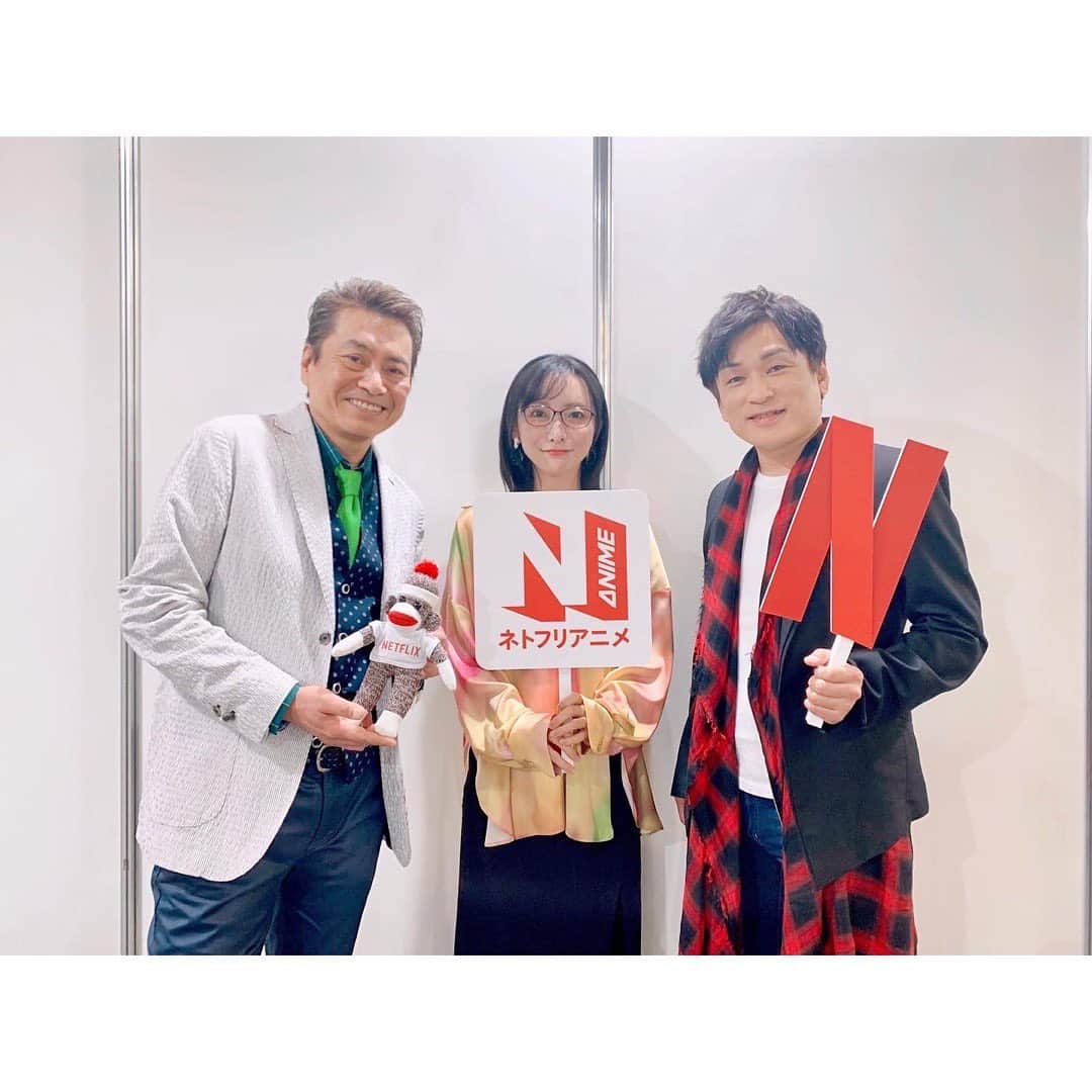 松澤千晶さんのインスタグラム写真 - (松澤千晶Instagram)「アニメジャパンいろいろ。  今年もお供させていただき光栄でした。  たかが司会されど司会と言いますか、一番近くで見届けた者として、何かしら残しておきたいと思います📝  ジョジョに関しては、アニメーションから10周年、原作からは35周年を迎えるとのことで、この人間讃歌の物語と同じ時代を生きる慶びを感じました。  多くはお話できませんでしたが、やはり6部は良いですね🦋  全て終わったら、私はエンポリオに聞きたいことがたくさんあります⚾️  このお写真だとわかりにくいですが、メインの3人娘さんはグリーンのリップでとてもキマっていらっしゃいました💋  伊瀬茉莉也ちゃんが、何で私こんなに真ん中でドヤってるのォオオオ～～ッ😱と。笑  ジョジョのお写真はドヤってこそだと思いますが、エルメェス田村さんやウェザーリポート梅原さんのお茶目な感じも素敵ですね🌈  お写真無いものも備忘録で。  ----------------2022/3/26 (土)----------------  1日目の朝は群青のファンファーレから始まりました。  競馬学校のお話で、オリジナルアニメが好きな自分としては非常に興味深いものでした🏇  じゃじゃ馬グルーミン★UP！が好きだったので、競走馬との向き合い方がどう描かれてゆくのか、今から楽しみです🐴  2つ目の賭ケグルイは、早見さんと田中さんが、この作品を楽しむと言うよりは、愉しんでいるのが伝わってきて、素敵でした🃏  自分はミッキーマウスの中身は知りたくないタイプですが、演者さんに作品を通して感じたことを聞くことで、物語がより立体的になり、現実と創作が地続きである喜びを感じるようになりました。  3つ目のタイバニは先日のイベントで感極まっていたもので、平田さんと森田さんが存在しているだけで楽しかったです🐯🐰  平田さんが、ちょっと来てくれよ！と真ん中に入れてくださったお写真は、お2人の間に入って良いのか戸惑いながらも、喜びを隠せませんでしたね。  4つ目が1日目のラスト、ジョジョのステージでした。  ----------------2022/3/27 (日)----------------  2日目はヴァンパイア・イン・ザ・ガーデンから🌹  こちらは一足お先に拝見して、研ぎ澄まされた素敵な作品なので、5月に配信開始されたら是非見ていただきたいです。  2つ目のコタローは一人暮らしは、想像以上に深いと言いますか、一人の子供を通して社会が見えてくる作品で、個人的にとてもおすすめです🏠  3つ目のプリマドールは、ちょっと急いでいたのでお写真はありませんが、Keyが送るアニメ作品とのことで、可愛いの奥に潜む可哀想を今から期待している自分がいます🗝  そして4つ目が、毎年アニメジャパンのラストを飾る進撃の巨人、まさか今年は1時間ステージだったとは…  このところファーストシーズンから見返して、なんと言いますか、入り込み過ぎてしまいました🧣  アニメジャパンが終わると、今年もアニメの1年が終わったなと感じます。  ご来場の皆様、配信でご覧くださった皆様、誠にありがとうございました。  #animejapan2022  #群青のファンファーレ #賭ケグルイ #tigerandbunny  #ジョジョの奇妙な冒険  #ヴァンパイアインザガーデン  #コタローは1人暮らし  #プリマドール #進撃の巨人」3月29日 1時21分 - chiaki_matsuzawa