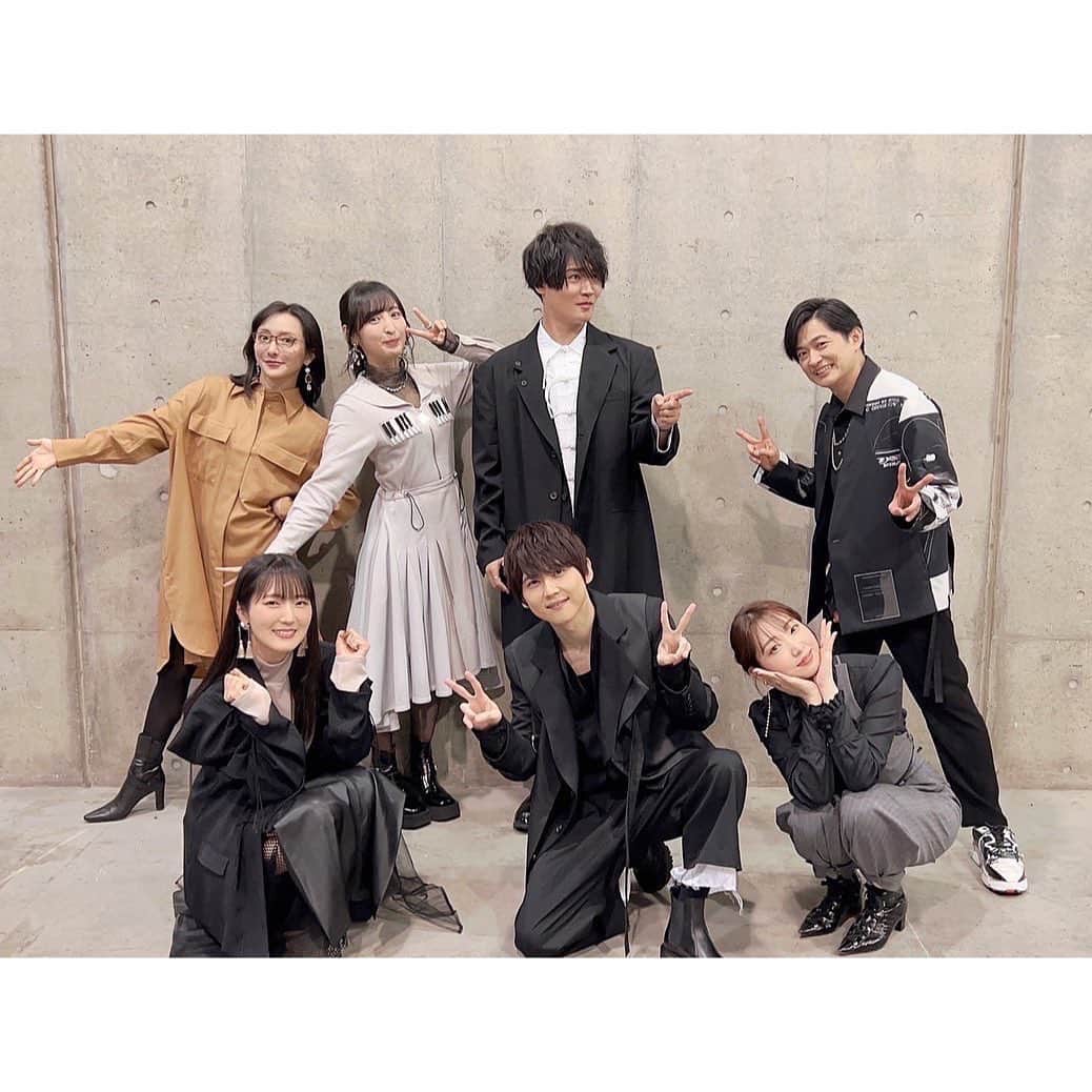 松澤千晶さんのインスタグラム写真 - (松澤千晶Instagram)「アニメジャパンいろいろ。  今年もお供させていただき光栄でした。  たかが司会されど司会と言いますか、一番近くで見届けた者として、何かしら残しておきたいと思います📝  ジョジョに関しては、アニメーションから10周年、原作からは35周年を迎えるとのことで、この人間讃歌の物語と同じ時代を生きる慶びを感じました。  多くはお話できませんでしたが、やはり6部は良いですね🦋  全て終わったら、私はエンポリオに聞きたいことがたくさんあります⚾️  このお写真だとわかりにくいですが、メインの3人娘さんはグリーンのリップでとてもキマっていらっしゃいました💋  伊瀬茉莉也ちゃんが、何で私こんなに真ん中でドヤってるのォオオオ～～ッ😱と。笑  ジョジョのお写真はドヤってこそだと思いますが、エルメェス田村さんやウェザーリポート梅原さんのお茶目な感じも素敵ですね🌈  お写真無いものも備忘録で。  ----------------2022/3/26 (土)----------------  1日目の朝は群青のファンファーレから始まりました。  競馬学校のお話で、オリジナルアニメが好きな自分としては非常に興味深いものでした🏇  じゃじゃ馬グルーミン★UP！が好きだったので、競走馬との向き合い方がどう描かれてゆくのか、今から楽しみです🐴  2つ目の賭ケグルイは、早見さんと田中さんが、この作品を楽しむと言うよりは、愉しんでいるのが伝わってきて、素敵でした🃏  自分はミッキーマウスの中身は知りたくないタイプですが、演者さんに作品を通して感じたことを聞くことで、物語がより立体的になり、現実と創作が地続きである喜びを感じるようになりました。  3つ目のタイバニは先日のイベントで感極まっていたもので、平田さんと森田さんが存在しているだけで楽しかったです🐯🐰  平田さんが、ちょっと来てくれよ！と真ん中に入れてくださったお写真は、お2人の間に入って良いのか戸惑いながらも、喜びを隠せませんでしたね。  4つ目が1日目のラスト、ジョジョのステージでした。  ----------------2022/3/27 (日)----------------  2日目はヴァンパイア・イン・ザ・ガーデンから🌹  こちらは一足お先に拝見して、研ぎ澄まされた素敵な作品なので、5月に配信開始されたら是非見ていただきたいです。  2つ目のコタローは一人暮らしは、想像以上に深いと言いますか、一人の子供を通して社会が見えてくる作品で、個人的にとてもおすすめです🏠  3つ目のプリマドールは、ちょっと急いでいたのでお写真はありませんが、Keyが送るアニメ作品とのことで、可愛いの奥に潜む可哀想を今から期待している自分がいます🗝  そして4つ目が、毎年アニメジャパンのラストを飾る進撃の巨人、まさか今年は1時間ステージだったとは…  このところファーストシーズンから見返して、なんと言いますか、入り込み過ぎてしまいました🧣  アニメジャパンが終わると、今年もアニメの1年が終わったなと感じます。  ご来場の皆様、配信でご覧くださった皆様、誠にありがとうございました。  #animejapan2022  #群青のファンファーレ #賭ケグルイ #tigerandbunny  #ジョジョの奇妙な冒険  #ヴァンパイアインザガーデン  #コタローは1人暮らし  #プリマドール #進撃の巨人」3月29日 1時21分 - chiaki_matsuzawa