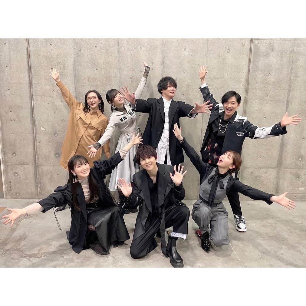 松澤千晶さんのインスタグラム写真 - (松澤千晶Instagram)「アニメジャパンいろいろ。  今年もお供させていただき光栄でした。  たかが司会されど司会と言いますか、一番近くで見届けた者として、何かしら残しておきたいと思います📝  ジョジョに関しては、アニメーションから10周年、原作からは35周年を迎えるとのことで、この人間讃歌の物語と同じ時代を生きる慶びを感じました。  多くはお話できませんでしたが、やはり6部は良いですね🦋  全て終わったら、私はエンポリオに聞きたいことがたくさんあります⚾️  このお写真だとわかりにくいですが、メインの3人娘さんはグリーンのリップでとてもキマっていらっしゃいました💋  伊瀬茉莉也ちゃんが、何で私こんなに真ん中でドヤってるのォオオオ～～ッ😱と。笑  ジョジョのお写真はドヤってこそだと思いますが、エルメェス田村さんやウェザーリポート梅原さんのお茶目な感じも素敵ですね🌈  お写真無いものも備忘録で。  ----------------2022/3/26 (土)----------------  1日目の朝は群青のファンファーレから始まりました。  競馬学校のお話で、オリジナルアニメが好きな自分としては非常に興味深いものでした🏇  じゃじゃ馬グルーミン★UP！が好きだったので、競走馬との向き合い方がどう描かれてゆくのか、今から楽しみです🐴  2つ目の賭ケグルイは、早見さんと田中さんが、この作品を楽しむと言うよりは、愉しんでいるのが伝わってきて、素敵でした🃏  自分はミッキーマウスの中身は知りたくないタイプですが、演者さんに作品を通して感じたことを聞くことで、物語がより立体的になり、現実と創作が地続きである喜びを感じるようになりました。  3つ目のタイバニは先日のイベントで感極まっていたもので、平田さんと森田さんが存在しているだけで楽しかったです🐯🐰  平田さんが、ちょっと来てくれよ！と真ん中に入れてくださったお写真は、お2人の間に入って良いのか戸惑いながらも、喜びを隠せませんでしたね。  4つ目が1日目のラスト、ジョジョのステージでした。  ----------------2022/3/27 (日)----------------  2日目はヴァンパイア・イン・ザ・ガーデンから🌹  こちらは一足お先に拝見して、研ぎ澄まされた素敵な作品なので、5月に配信開始されたら是非見ていただきたいです。  2つ目のコタローは一人暮らしは、想像以上に深いと言いますか、一人の子供を通して社会が見えてくる作品で、個人的にとてもおすすめです🏠  3つ目のプリマドールは、ちょっと急いでいたのでお写真はありませんが、Keyが送るアニメ作品とのことで、可愛いの奥に潜む可哀想を今から期待している自分がいます🗝  そして4つ目が、毎年アニメジャパンのラストを飾る進撃の巨人、まさか今年は1時間ステージだったとは…  このところファーストシーズンから見返して、なんと言いますか、入り込み過ぎてしまいました🧣  アニメジャパンが終わると、今年もアニメの1年が終わったなと感じます。  ご来場の皆様、配信でご覧くださった皆様、誠にありがとうございました。  #animejapan2022  #群青のファンファーレ #賭ケグルイ #tigerandbunny  #ジョジョの奇妙な冒険  #ヴァンパイアインザガーデン  #コタローは1人暮らし  #プリマドール #進撃の巨人」3月29日 1時21分 - chiaki_matsuzawa