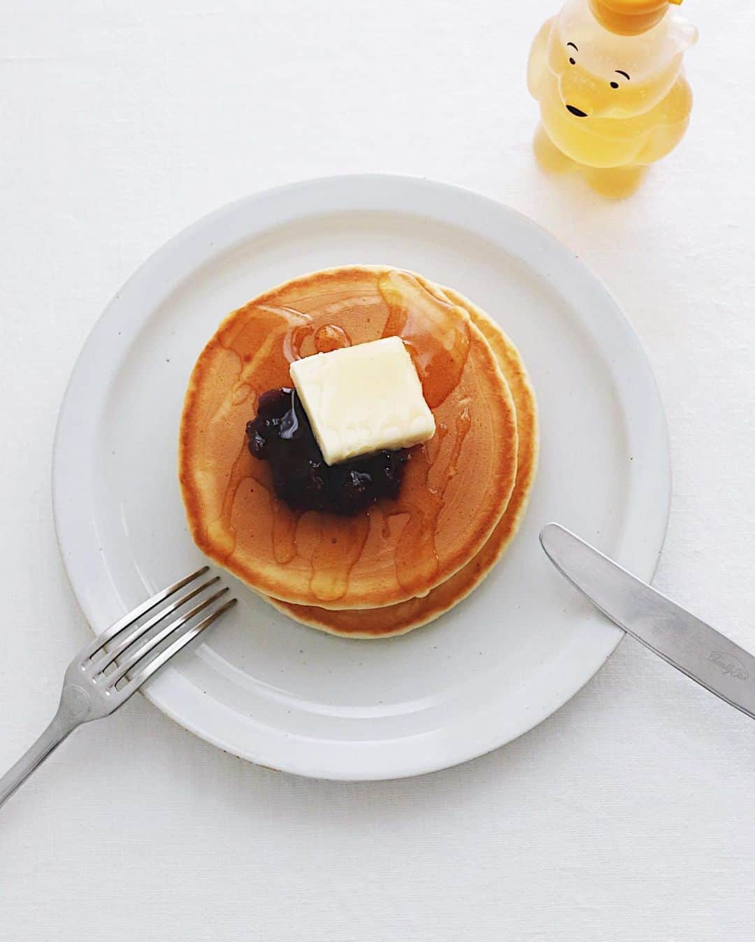 樋口正樹さんのインスタグラム写真 - (樋口正樹Instagram)「Pancake . 朝ごはんはホットケーキに あんことバターとハチミツ。 キャラクターの形の容器の かわいさに改めてときめく😊 . . . #ホットケーキ #パンケーキ #普通のホットケーキ #ハチミツ #あんこバター #プーさんはちみつ #pancake #pancakes」3月29日 7時58分 - higuccini