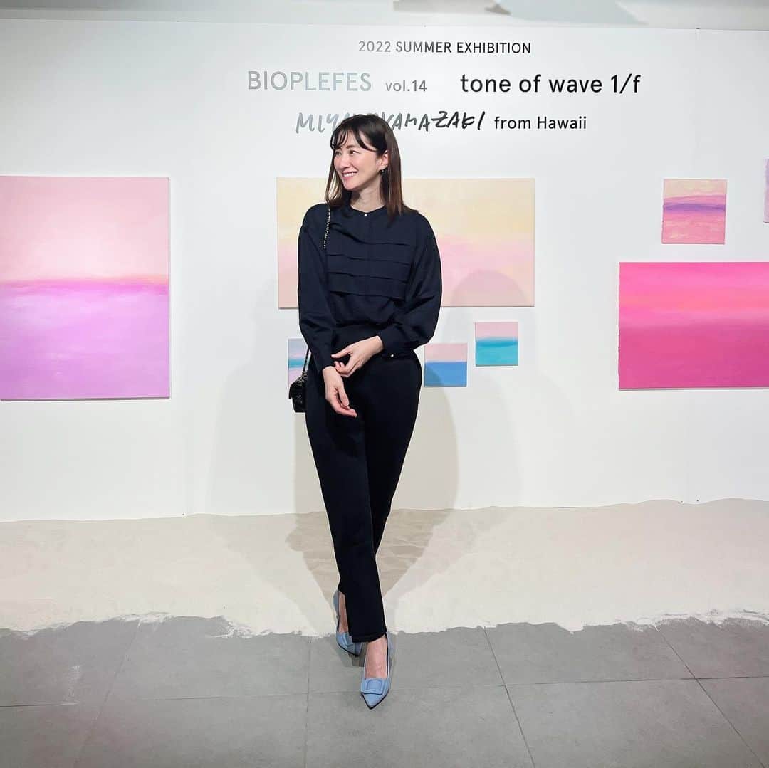 前田ゆかさんのインスタグラム写真 - (前田ゆかInstagram)「この日のファッションは❗️  ライター奈央さんコラボブラウス🤍 @naosuke0807 と ローファッジの @rawfudge_official  コラボアイテム⤴︎ ティアードブラウス (ネイビー) この春よく 着ていますーー‼︎  生地がとてもやわらかいのです〜♪ 前をインしてもシワになりにくく、  ネイビーにさりげないポイントのパールボタンが品よくスマートな大人っぽさ。 また袖のボリュームが位置によって変わります、そこがかわいい💕  カラー物と合わせるとまたネイビーが映えますね！  どこから見ても(後ろ姿にも)奈央さんのこだわりと想いが注がれています♪  pants @nord_cadre  伸縮性抜群のハイウエストパンツ この春にオーダーしたもの⤴︎  shoes @manoloblahnik  bag @chanelofficial   #rawfudge  #ローファッジ #ローファッジ高橋奈央コラボ  #nordcadre #manoloblahnik #chanel」3月29日 9時39分 - maeyuka