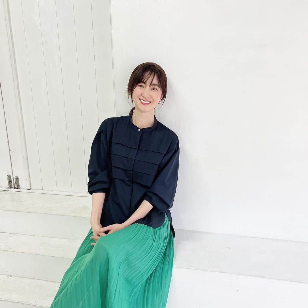 前田ゆかさんのインスタグラム写真 - (前田ゆかInstagram)「この日のファッションは❗️  ライター奈央さんコラボブラウス🤍 @naosuke0807 と ローファッジの @rawfudge_official  コラボアイテム⤴︎ ティアードブラウス (ネイビー) この春よく 着ていますーー‼︎  生地がとてもやわらかいのです〜♪ 前をインしてもシワになりにくく、  ネイビーにさりげないポイントのパールボタンが品よくスマートな大人っぽさ。 また袖のボリュームが位置によって変わります、そこがかわいい💕  カラー物と合わせるとまたネイビーが映えますね！  どこから見ても(後ろ姿にも)奈央さんのこだわりと想いが注がれています♪  pants @nord_cadre  伸縮性抜群のハイウエストパンツ この春にオーダーしたもの⤴︎  shoes @manoloblahnik  bag @chanelofficial   #rawfudge  #ローファッジ #ローファッジ高橋奈央コラボ  #nordcadre #manoloblahnik #chanel」3月29日 9時39分 - maeyuka