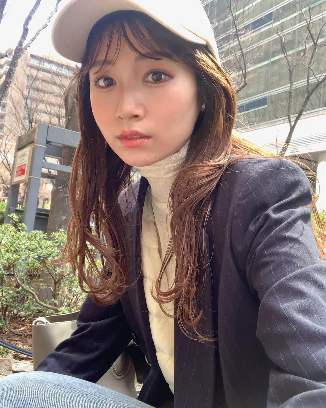 竹村美緒さんのインスタグラム写真 - (竹村美緒Instagram)「. . . .  ☑︎ 𝐀𝐈𝐑𝐘 & 𝐄𝐀𝐒𝐘　 グロッシーオイルフォーム(@airyandeasy_official)  失敗しがちな濡れ髪スタイル。 程よく艶を出しながら、 フワッと立体感を保ってくれるオイルフォーム。  オイルなのに泡で出てきて軽い仕上がりに。 空気を含んだ泡が、つけすぎてペタッとしてしまうのも防いでくれます✌︎  トリートメント成分＆ダメージ補修成分＆UVカット成分も配合なので、 紫外線が気になるこれからの季節 ダメージから髪を守ってくれるのも嬉しいポイント。  LOFTやPLAZAでゲットできます。  香りも、花束を纏ったような優しい香り💐 . . . . . . . .  #エアリーアンドイージー #airyandeasy #ふわ濡れ髪 #濡れ髪 #ヘアオイル #スタイリング #サロンプロデュース #セルフスタイリング #LOFT #PLAZA #airyandeasy_pr」3月29日 10時48分 - takemuramio