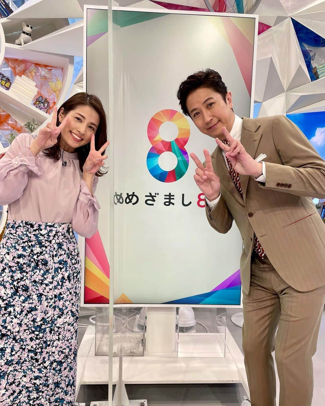 フジテレビ「めざまし8」さんのインスタグラム写真 - (フジテレビ「めざまし8」Instagram)「. ˗ˏˋ🌈めざまし8 ㊗️1周年 🐝ˎˊ˗  めざまし8は番組放送開始から1周年を迎えることが出来ました👏✨  朝8時は、通勤通学がひと段落し落ち着いてニュースを見る事ができる時間です。 2年目も視聴者の皆様に寄り添った放送『日本に届ける最新情報🗾』を目指し出演者・スタッフ一同頑張っていきます‼️  写真は爽やかな笑顔が素敵🥺💗な谷原さんとチャーミングな永島アナ🐰💜 (永島アナは谷原さんとの写真撮影にテンションが上がってウキウキポーズ😘)  #フジテレビ #めざまし8  #谷原章介 #永島優美  #2年目 #2年目突入」3月29日 10時52分 - mezamashi8.tv