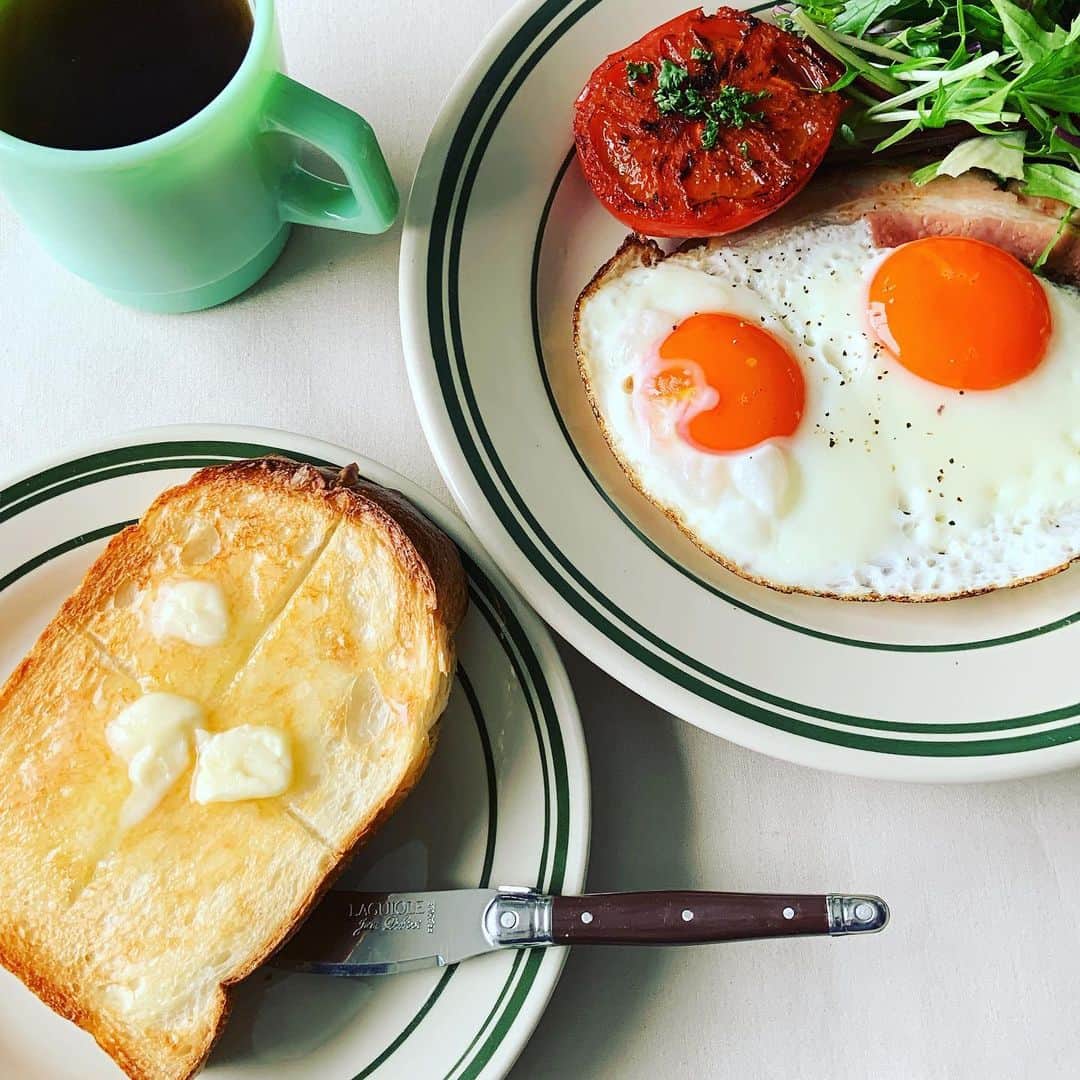 志摩有子さんのインスタグラム写真 - (志摩有子Instagram)「昨日買ってきた自動販売機の地卵をさっそく。TKGと迷って目玉焼きに。食欲をそそる濃いオレンジ色と濃厚な味わいにびっくり。 これはリピ買いしに行かねば。 トーストはやはり近くで教えてもらった徳多朗のイギリスパン。たまにはしっかり朝ごはんもいいもんだ。  #大木養鶏場  #地卵販売機 #ベーコンエッグ #アメリカンブレックファースト  #徳多朗」3月29日 11時07分 - ariko418