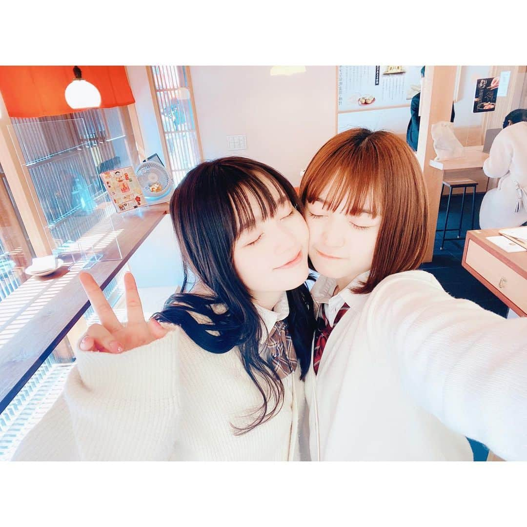 一ノ瀬陽鞠（ひまりん）さんのインスタグラム写真 - (一ノ瀬陽鞠（ひまりん）Instagram)「こんにちわ~!!  れーあとのツーショも少しずつ解禁しますね🐥💗  金沢駅に向かう新幹線の中でパシャリ📸  あっっっ！ ベラベラ卒業おめでとう🥺 お疲れ様でしたっっ！！💕 @reia_yonekura_official」3月29日 11時17分 - lespros_himari