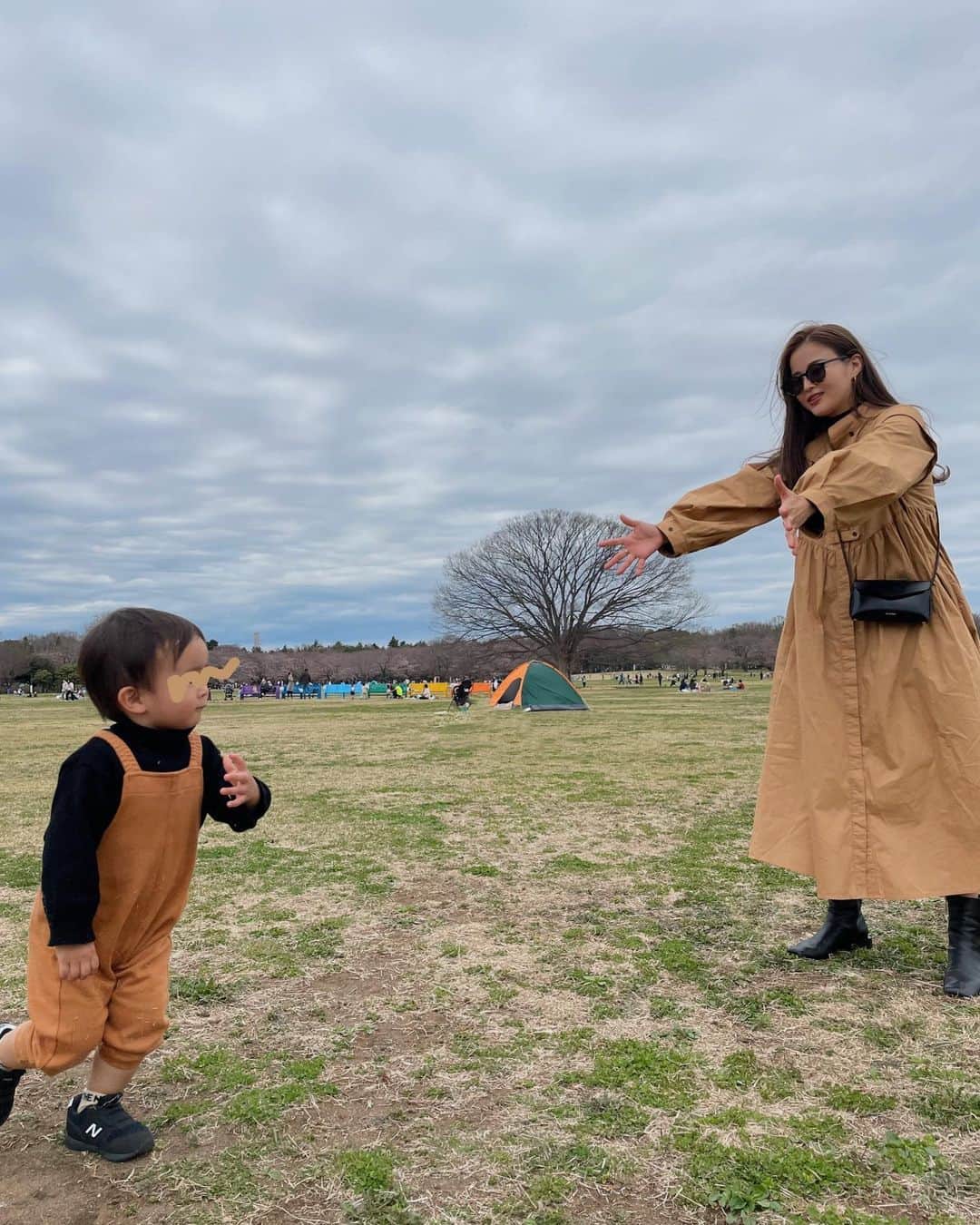 佐野真依子さんのインスタグラム写真 - (佐野真依子Instagram)「春はいいですね〜🍊 花粉もちょっとづつ落ち着いてきて お外遊びに最高の季節🎢 公園で一緒に写真撮りたい時はいつも飛行機見つけて指差してる時が1番のシャッターチャンス👦🏾☝🏾✈︎2枚目」3月29日 11時30分 - sanomaisanomai
