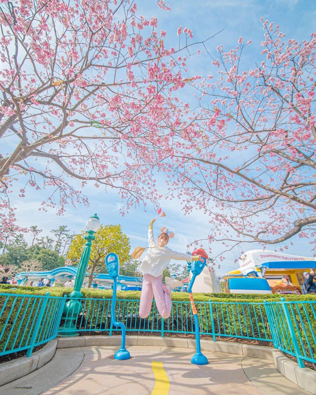 Kahoさんのインスタグラム写真 - (KahoInstagram)「. . 知る人ぞ知る、ディズニーランドの桜スポット☺️🌸  トゥーンタウンには桜の木があって、 毎年2月末〜3月半ばあたりに咲くの、 知ってましたか?🤭🌸✨  毎年ここの桜を見るのが楽しみだから 今年もみれてよかった☺️  最後のわたし、すごい楽しそう🤣🤍  @ezakkamania_stores #イーザッカマニアストアーズ#イーザッカマニア#公式イーザッカマニアストアーズ#公式イーザッカマニア#神戸ファッション#神戸ブランド #zootie#ezakkamania_2022ss#ezakkamania_fan#ezakkamania_snap#春コーデ#しみないシリーズ#カットソー#disney#tokyodisneyland#disneyphotography #pr#disneylandjapan#pr#disneybound#disneyootd  #東京ディズニーリゾート #東京ディズニーランド #ディズニー #ディズニーコーデ#カラーパンツ #ダッドスニーカー #チェックパンツ #チェックパンツコーデ #パステルカラー」3月29日 11時33分 - kah05disney