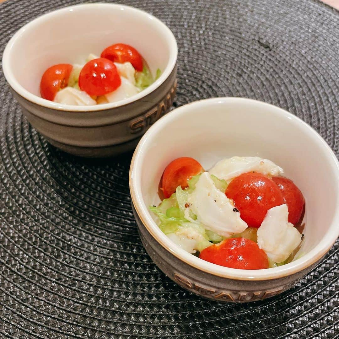 葉月里緒奈さんのインスタグラム写真 - (葉月里緒奈Instagram)「エクエル→加味逍遙散→エストラーナテープ→命の母。 あれこれ色々試した中で命の母が1番合っているのかも。 朝からジムに行けるほどエナジー迸ってるもん(笑)。 でも家族は少し弱っている私の方が静かで良いみたい(笑)。 #おうちごはん #夕ご飯 #白ワインと共に #豚肉のバルサミコ酢ソテー #たことセロリのマリネ #サーモンアボカドタルタル #rionahazuki」3月29日 12時11分 - riona_hazuki