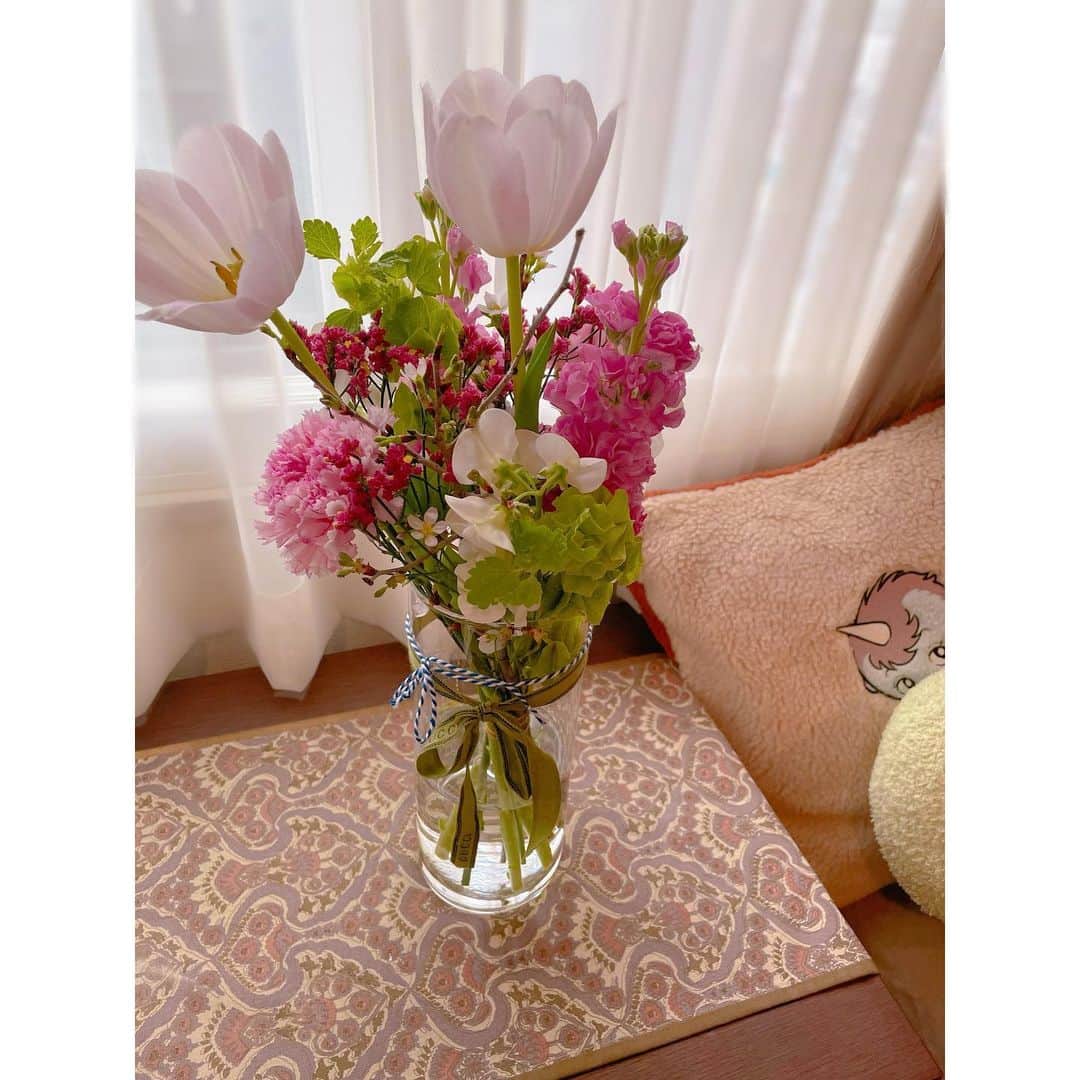 岡部麟さんのインスタグラム写真 - (岡部麟Instagram)「いただいたお花が可愛い...ありがとうごじゃいます😭 Aoyama Flower Marketって行くと胸がときめきますよね...大好きなお花屋さん🌷花瓶が足りませぬ#aoyamaflowermarket」3月29日 12時44分 - beristagram_1107