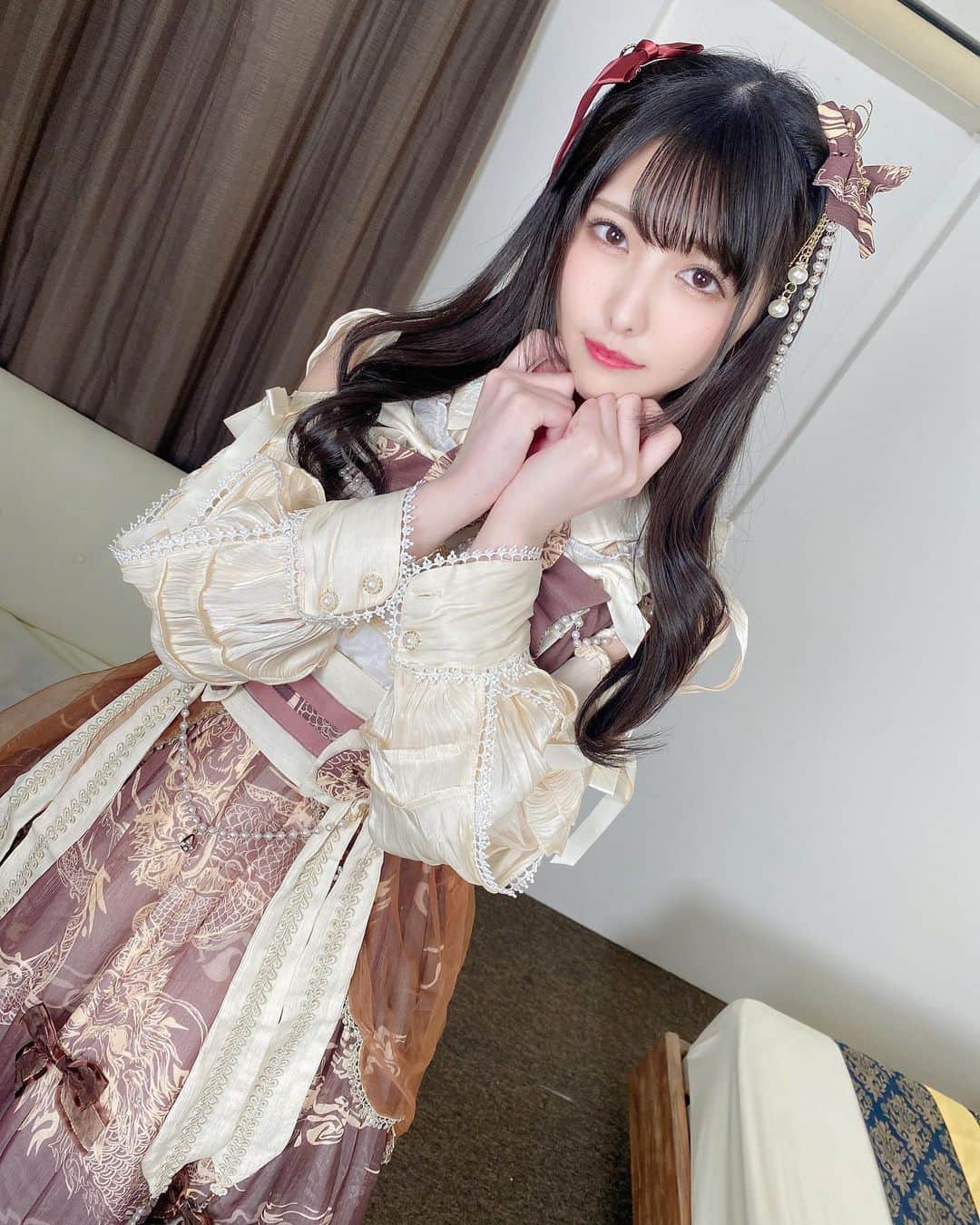 倉木しおりさんのインスタグラム写真 - (倉木しおりInstagram)「撮影で初めて着ました🤎🎀  たまにはかわいいのも悪くない👶🏻  #ロリータファッション」3月29日 14時15分 - shiori_kuraki