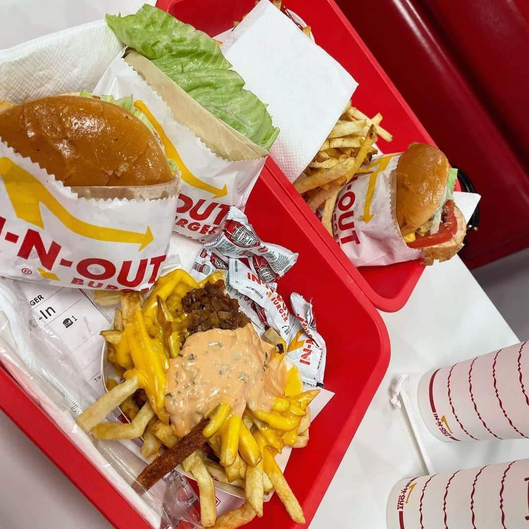 関りおんさんのインスタグラム写真 - (関りおんInstagram)「The first time Dinner in the US🍔 食べ物以外にピンクネモネードも美味しかった🍹  他にもオススメのアメリカの食べ物、観光スポットなどあったら教えてください☺️  #la #losangeles #longbeach #studyabroad #hamburger #cafe」3月29日 15時13分 - rion106_official