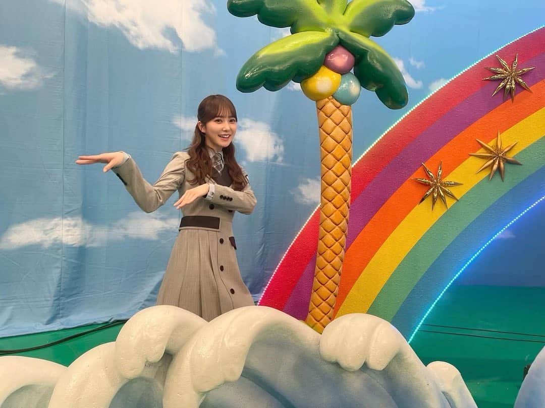 加藤史帆さんのインスタグラム写真 - (加藤史帆Instagram)「☀️🌈  ひかりTV「大好き！日向坂46 その2🌈」 <前編>　の配信が本日あります！ 3/29(火) 16:00〜ビデオ配信 4/2 (土)  20:00～ ひかりTVチャンネル  今回はメンバー自らが教壇に立ち、 授業形式で日向坂46 の魅力をお届けします🏫💫  担任の先生にはいつもお世話になっている柴田さん！ そして生徒にずぅぅぅぅっとお会いしたかったヒコロヒーさん！！ 更に大好きな先人DJ KOOさん、そしてトム・ブラウンの布川さん、きつねさんが出演してくださいました！  収録もの凄く楽しかったです！！ わたくし加藤史帆も先生として教壇に立ちましたのでお楽しみに🫠  是非ご覧ください、 宜しくお願いします！  #大好き日向坂46その2 #でいっぱいツイートお願いします #柴田さんお顔が小さいのでかなり後ろに下がったらちょうど同じくらいのサイズになりました #初めて生で見るヒコロヒーさんやっぱりカッコよかったです #収録の合間KOOさんとたくさんお話しさせていただけてEZDODANCEな気持ちになりました #日向坂46 #加藤史帆 #shihogram」3月29日 15時16分 - katoshi.official