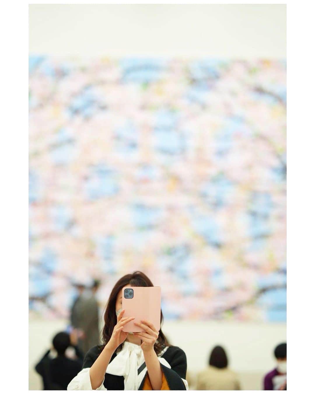 吉竹史さんのインスタグラム写真 - (吉竹史Instagram)「お花見の仕方は人それぞれ🌸  本物の桜と、絵の桜、あぁ、あと夜桜もあるなぁ。。  #花見　#sakura #cherryblossom #桜」3月29日 15時35分 - fumi_yoshitake