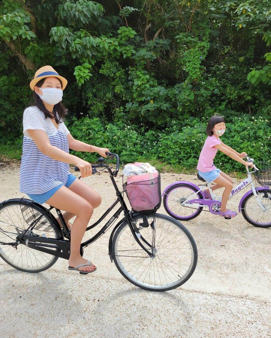 甘糟記子さんのインスタグラム写真 - (甘糟記子Instagram)「石垣島２日目。  今日は朝から竹富島へ！  朝ごはんはターミナルにある食堂で、焼きそばとポーク玉子定食！！  ここの焼きそば、沖縄そばの麺使っていて、さらにニンニクが効いていてスパムも入ってめっちゃ美味しいの〜\(//∇//)\ 息子殿とかもペロリだよ〜（笑）  そしていつも竹富島行く時はフェリーと水牛車セットのチケットをターミナルで買ってます。 竹富島のターミナルから、中心部までちょっと距離あるし、水牛車申し込んであると中心までの送迎もついてるので(o^^o) あと可愛くて何回でも乗りたくなっちゃうんだよね（笑）  そして水牛車の後はレンタサイクルして島巡り。  桟橋行ったり、ビーチで遊んだり。  だいたいいつものコース(≧∀≦)  お昼もかにふさんで、エビフライと美咲牛のハンバーグセットや、ポークソテー、ソーキそばあたりが定番！  曇り空もだんだん晴れてきて〜  海の青さが透き通るように変わって、見てるだけで癒されます╰(*´︶`*)╯♡  #甘糟旅行石垣島#甘糟旅行#家族旅行#石垣島#春休み#竹富島#大好きな場所#息子殿姫#息子殿#姫」3月29日 15時46分 - norihey924