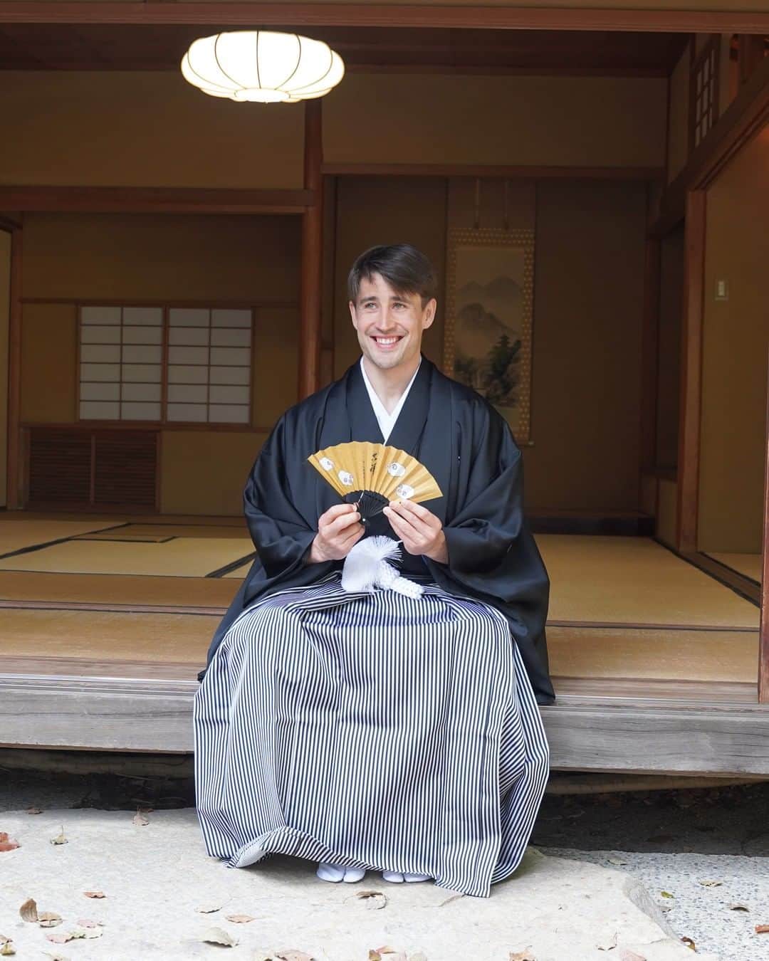 ヴィッセル神戸さんのインスタグラム写真 - (ヴィッセル神戸Instagram)「ボージャン選手が生田神社で着物を着て茶道を体験！⛩️🍵 茶和楽日会の方に教えていただきました。 日本にしっかり馴染んでいます。  動画は近日ヴィッセル神戸の公式YouTubeチャンネルで公開！  @BoKrkic is experiencing everything Japan has to offer. ⛩️🍵  #vissel #visselkobe #ヴィッセル #ヴィッセル神戸 #Kobe #神戸 #一致団結 #WeAreKobe #一戦必勝 #KobeForeverForward #JLeague #Jリーグ #RoadToAsia #神戸からアジアへ #Bojan #ボージャン #生田神社 #着物 #茶道」3月29日 16時00分 - visselkobe