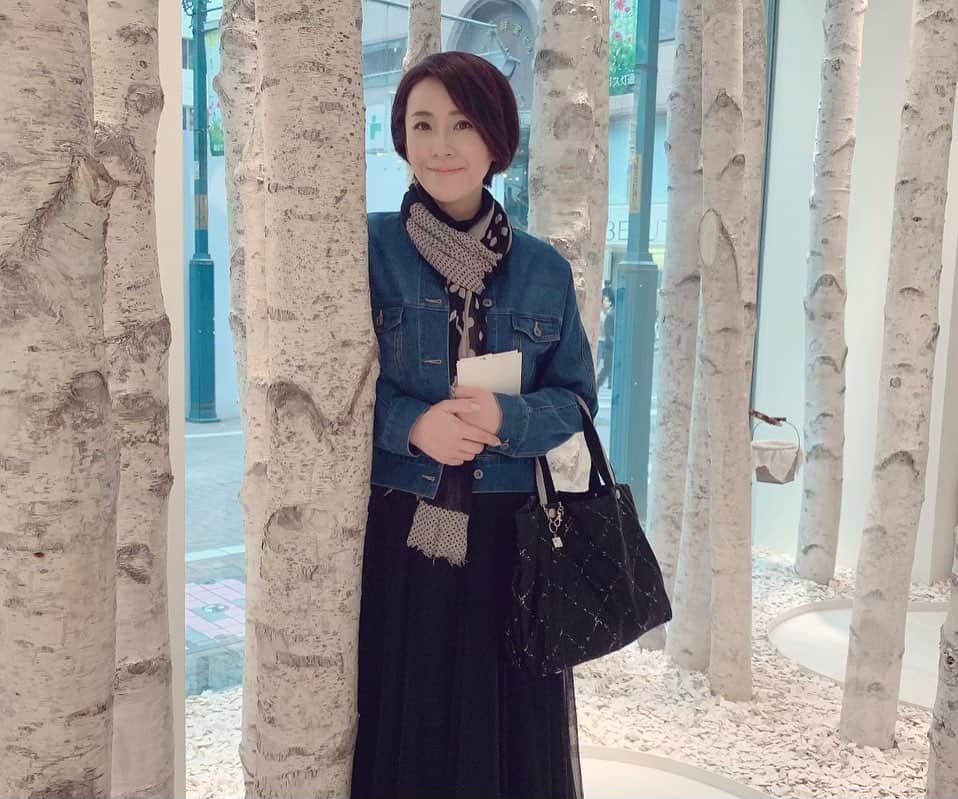水田竜子さんのインスタグラム写真 - (水田竜子Instagram)「✨✨✨ 先日、YOSEIDO銀座店のギャラリーで開催された 「KENJI _ART _2022」にお邪魔しました✨ ・ 様々な作品から前向きな気持ちを沢山感じさせていただきました👍 ・ ・ YOSEIDO銀座店の1階は こんな感じで白樺が沢山あるんですよ🎵 オシャレ〜✨ ・ 東京の銀座のど真ん中に 北海道の景色を思わせる白樺😊 懐かしい気持ちになりました❤️ ・ ・ ・ #水田竜子 #キングレコード #Japan #singer #演歌 #KENJI _ART _2022 #YOSEIDO #yoseido銀座店  #白樺 #北海道を思わせる」3月29日 17時07分 - mizuta.ryuko