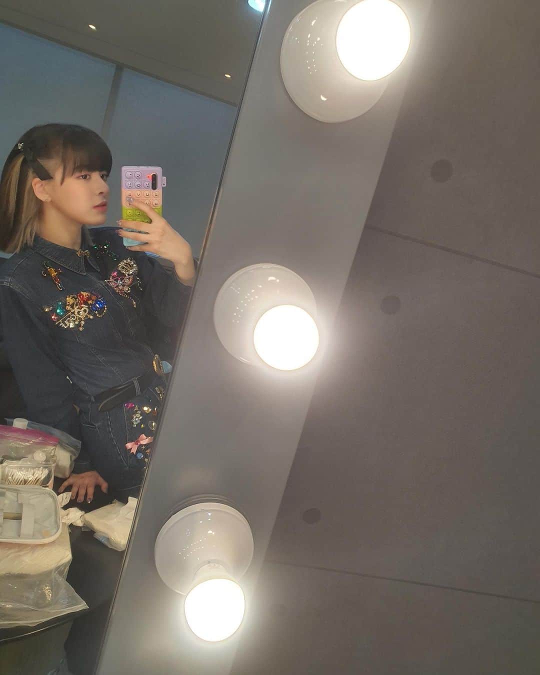 NMIXXさんのインスタグラム写真 - (NMIXXInstagram)「Loc. 1.  Denim + lots of sparkly things. About my selfie skills: I'm working on it.... #NMIXX #엔믹스 #릴리 #LILY」3月29日 17時55分 - nmixx_official