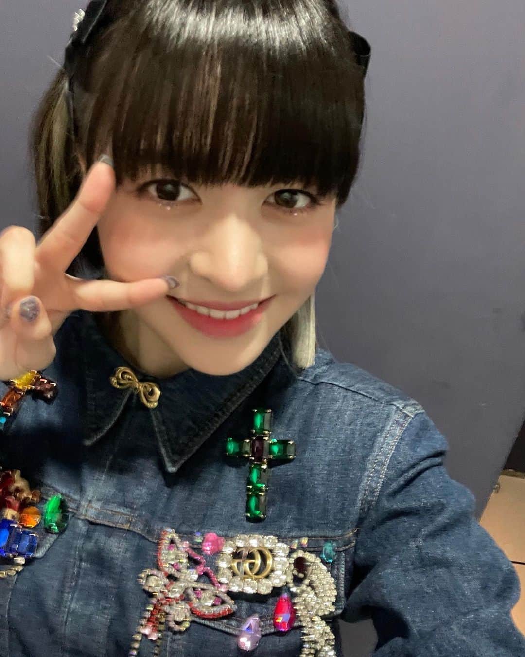 NMIXXさんのインスタグラム写真 - (NMIXXInstagram)「Loc. 1.  Denim + lots of sparkly things. About my selfie skills: I'm working on it.... #NMIXX #엔믹스 #릴리 #LILY」3月29日 17時55分 - nmixx_official