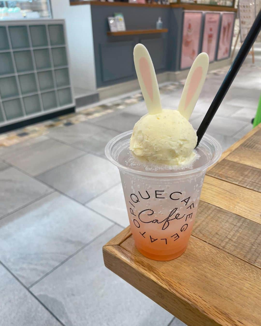 RiLiさんのインスタグラム写真 - (RiLiInstagram)「3/25〜ジェラピケカフェで販売中🐇🍨⁣ 【イースタースイーツ】🪸⁣ .⁣ 3月25日〜全国のジェラピケカフェで⁣ 発売中の【イースタースイーツ】🐰⁣ .⁣ クレープやアイス、ドリンクに⁣ うさ耳がついていて⁣ とってもかわいいの🐇🍨⁣ .⁣ 白とピンクのビジュアルも⁣ 春っぽくてGOOOOOD🫶🫶⁣ .⁣ スイーツからイースター気分を⁣ 味わってみてね🍨⁣ .⁣ 🐰 #ハッピーバニーハント 🥕⁣ ～イースターをバニースイーツで～⁣ 発売期間：3月25日(金)～4月27日(水)⁣ .⁣ #イースター バニークレープ ：¥940⁣ （テイクアウト:¥930）⁣ #イースター バニージェラート：¥720⁣ （テイクアウト：¥710）⁣ #イースター バニーフロート：¥840⁣ （テイクアウト：¥830）⁣ .⁣ ❣️❣️❣️⁣⁣ RiLi.tokyoはみんなの⁣⁣ 「なりたい」「やりたい」を応援💡⁣⁣ .⁣⁣ かわいいコーデやアイテム⁣⁣ 注目スポットなどが撮れたら⁣⁣ ハッシュタグ→#rili_tokyo を付けて投稿してね❗⁣⁣⁣ RiLiで紹介しちゃうかも🤭⁣⁣ ．⁣⁣⁣ Special Thanks💋 Photo by⁣⁣⁣ @toa20030803⁣ @xxnmoo⁣ @l_p_dayo⁣ @wachann_doll⁣ .⁣⁣⁣ #イースタースイーツ #うさ耳 #ジェラート #クレープ #ジェラピケ #ジェラートピケ #名古屋カフェ #東京カフェ #gelatopiquecafe #ジェラピケカフェ #イースターバニー #ショッピング #shooping #休日 #休日の過ごし方 #イースター」3月29日 18時00分 - rili.tokyo