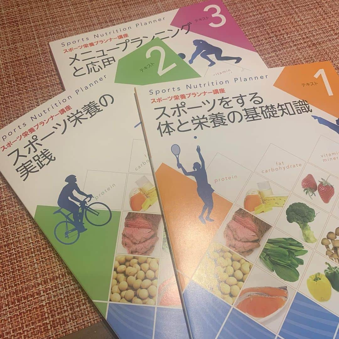 佐藤あり紗さんのインスタグラム写真 - (佐藤あり紗Instagram)「2022.3.29 . . ＼ スポーツ栄養プランナー の資格 とったよ ／ . 講演会や、チームメイトに 今までの自分の経験や実践で 食事のアドバイスなども行っていましたが 正しい知識をしっかりと持った中で周りの方に 少しでもプラスになるきっかけや存在になることかできたら いいなぁ(´・ω・｀)と、思い!! 受講を決めました🫑 . #スポーツ栄養プランナー #アスリート食事 #食事 #食事もおんおふ #SATOARISA #佐藤あり紗 #バレーボール #アスリート #恩返し #ユーキャン #資格 @ucan_official #食べるの大好き」3月29日 18時22分 - arisa_chu