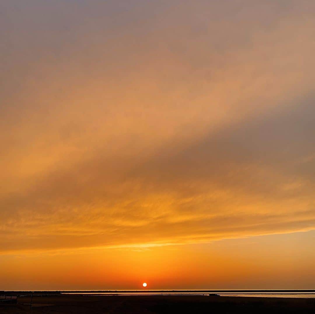 内山ミエさんのインスタグラム写真 - (内山ミエInstagram)「はぁ。。。  好き😘  2枚目は太陽が地球の裏側に行っちゃってから📷🌏  #海 #夕日 #新潟 #sunset #海と空」3月29日 18時23分 - mieuchiyama