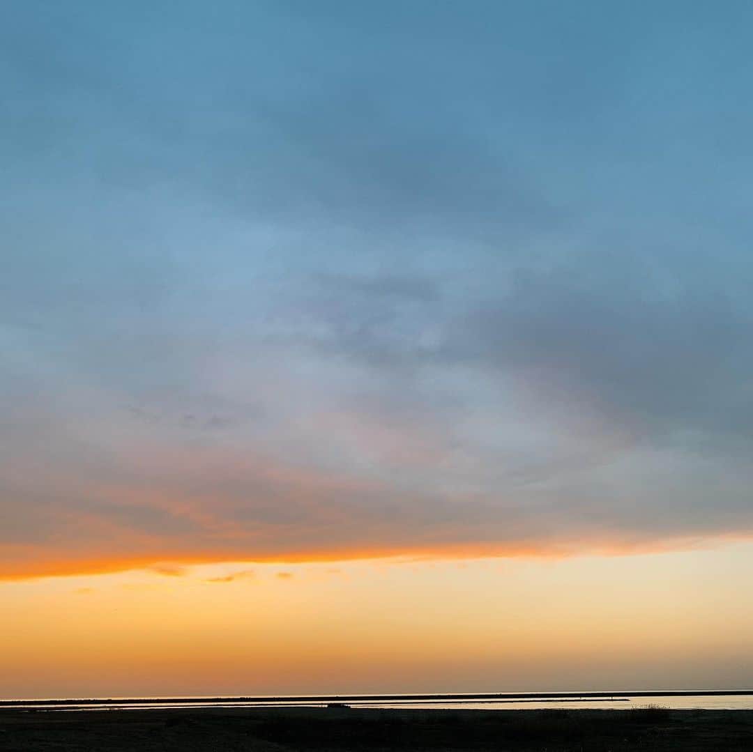 内山ミエさんのインスタグラム写真 - (内山ミエInstagram)「はぁ。。。  好き😘  2枚目は太陽が地球の裏側に行っちゃってから📷🌏  #海 #夕日 #新潟 #sunset #海と空」3月29日 18時23分 - mieuchiyama