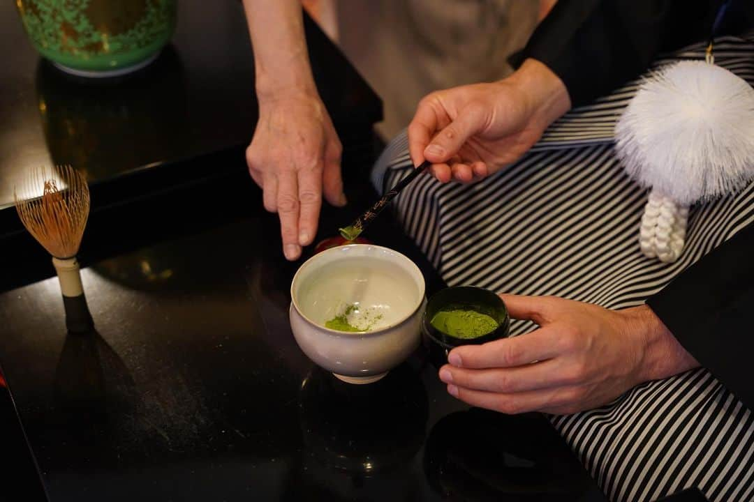 ボージャン・クルキッチさんのインスタグラム写真 - (ボージャン・クルキッチInstagram)「Tea ceremony 🍵   Grateful to have had the most authentic experience of this lovely ritual, which teaches you to appreciate the greatness of small things, such as a sip from a simple cup of tea. 🙏🏻  Ceremonia del té 🍵   Agradecido por vivir de la forma más auténtica este bonito ritual donde te enseñan a valorar la grandeza de las pequeñas cosas, como un sorbo en una simple taza de té. 🙏🏻」3月29日 18時27分 - bokrkic