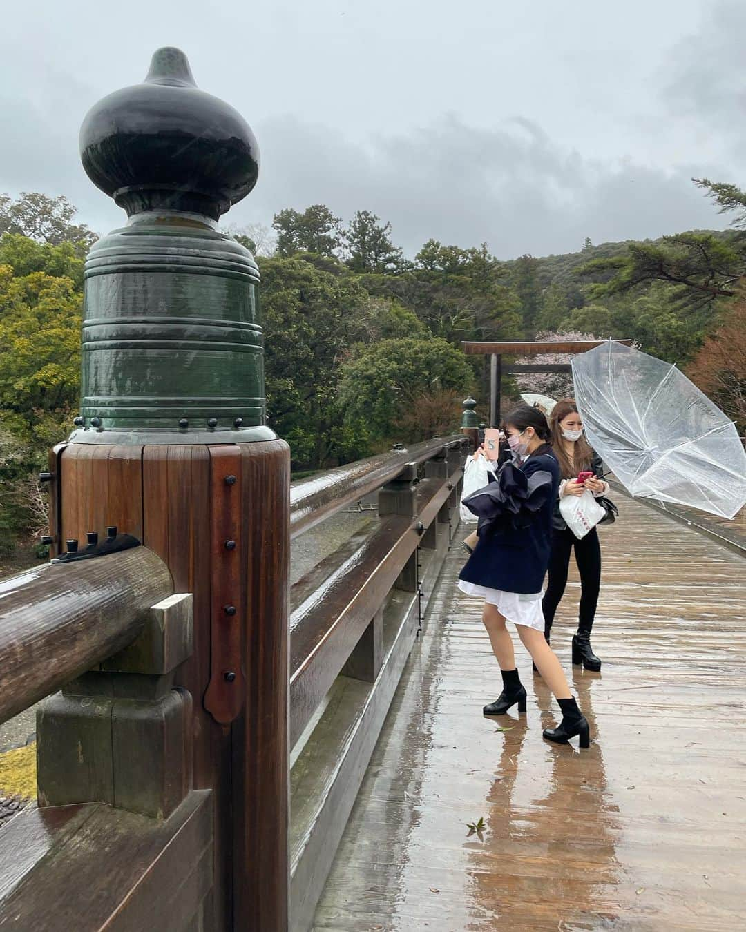 水越愛華さんのインスタグラム写真 - (水越愛華Instagram)「3月26日の最強開運日に 伊勢神宮へ⛩  外宮、内宮はもちろん 月讀宮、 猿田彦神社、 佐瑠女神社、 神明神社 にも行ってきました☺️  日本最大のパワースポットと いわれるだけあって なんだかとっても神秘的で 心が浄化されました😌🌿  日頃感謝をしっかり伝えて参拝して、 石神さんは女性の願いを １つ叶えてくれるらしいので しっかりお願いしてきました😌💜  叶うといいな〜😂🥺  また行きたい☺️  #伊勢神宮#お伊勢さん #三重旅行  #最強開運日 #寅の日#天赦日#一粒万倍日」3月29日 18時53分 - iamemika21