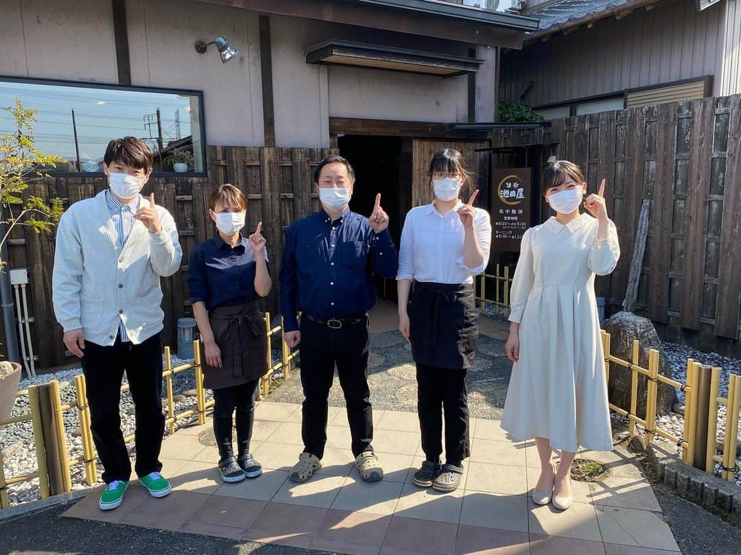南雲穂波さんのインスタグラム写真 - (南雲穂波Instagram)「#ドデスカ！で始まったモーニングのコーナーはいかがですか😽 #絶景めし 特番編では#横山だいすけ さんと共に絶景モーニングをハントしました☕️  二店目にご紹介したのは… 珈琲 池田屋 モーニングの聖地#一宮 にある大人気の喫茶店. ドリンク代のみでホットドッグにスープ、デザートまでついてくる豪華モーニングが人気です🌭  #パングラタン 食パンがまるまる鎮座するド派手なモーニング！ 高温のオーブンで焼き上げられた#キューブトースト はまるで沖縄･西表島にある#トウフ岩 のよう🍞 中には熱々トロトロのホワイトソースとミートソース、そしてチーズがたっぷり入っています♡ それがナイフを入れると溢れ出す様子は、アメリカ･カリフォルニア州にある#ヨセミテ滝 にしか見えません. カリッと焼かれたトースト×ミートソース×チーズなんてそりゃ美味しいよ〜🤤  #池田屋 #ドデスカ！#木曜ドデスペ #メーテレ #アナウンサー #メーテレアナウンサー #南雲穂波 #もぐロケ」3月29日 20時17分 - honami_nagumo_nbn