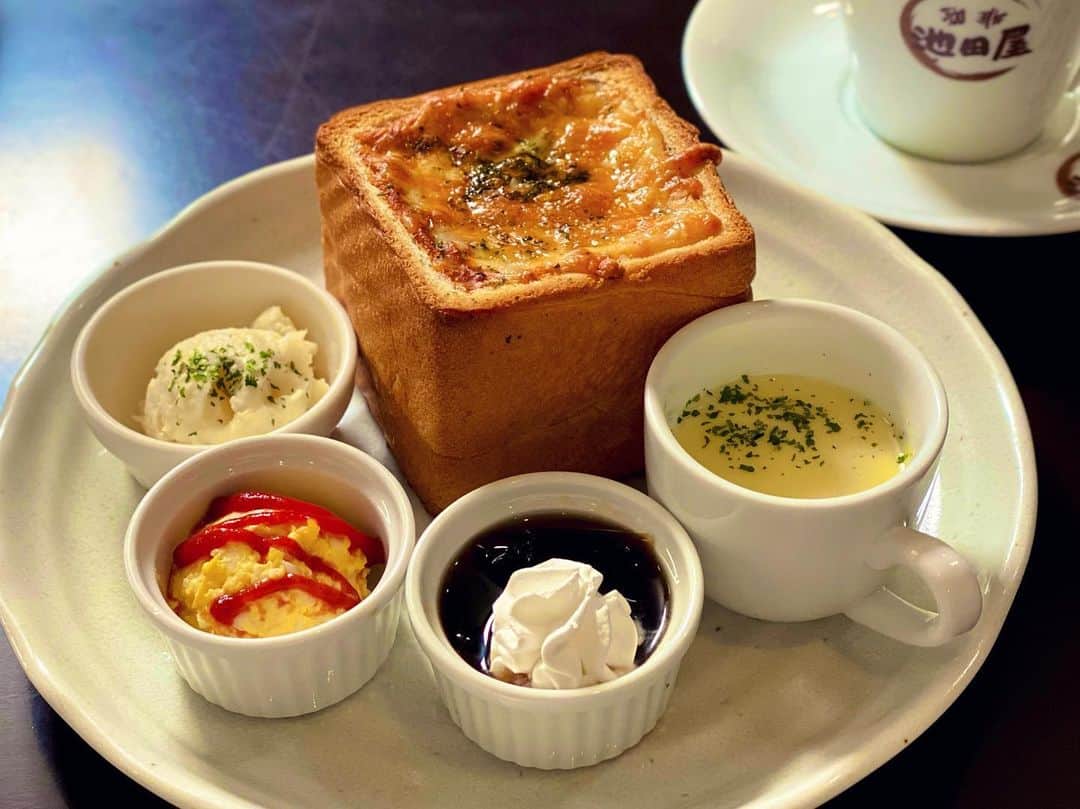 南雲穂波さんのインスタグラム写真 - (南雲穂波Instagram)「#ドデスカ！で始まったモーニングのコーナーはいかがですか😽 #絶景めし 特番編では#横山だいすけ さんと共に絶景モーニングをハントしました☕️  二店目にご紹介したのは… 珈琲 池田屋 モーニングの聖地#一宮 にある大人気の喫茶店. ドリンク代のみでホットドッグにスープ、デザートまでついてくる豪華モーニングが人気です🌭  #パングラタン 食パンがまるまる鎮座するド派手なモーニング！ 高温のオーブンで焼き上げられた#キューブトースト はまるで沖縄･西表島にある#トウフ岩 のよう🍞 中には熱々トロトロのホワイトソースとミートソース、そしてチーズがたっぷり入っています♡ それがナイフを入れると溢れ出す様子は、アメリカ･カリフォルニア州にある#ヨセミテ滝 にしか見えません. カリッと焼かれたトースト×ミートソース×チーズなんてそりゃ美味しいよ〜🤤  #池田屋 #ドデスカ！#木曜ドデスペ #メーテレ #アナウンサー #メーテレアナウンサー #南雲穂波 #もぐロケ」3月29日 20時17分 - honami_nagumo_nbn