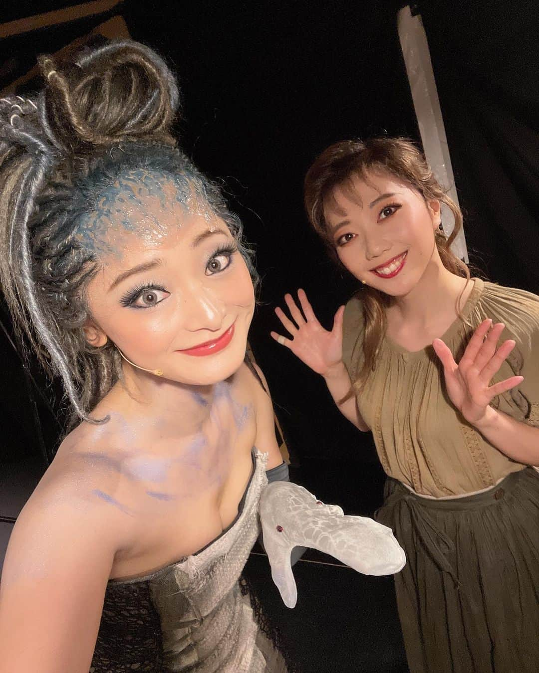 内田美麗（麗奈ゆう）さんのインスタグラム写真 - (内田美麗（麗奈ゆう）Instagram)「大好きな皆様と☺️❣️  島田彩さん🐒 お稽古場から仲良くさせて頂いて 何かあるたびに話しかけにいってました🤣❤️ 一座のお芝居でもよく絡ませて頂きました🙇‍♀️✨ happyで明るく優しい彩さんに何度も元気をもらいました😌💓  そうそう、お猿さんの涙がね赤ちゃんの涙ばりに綺麗なんですよ！！ いつも泣きながら抱き合う時思ってました笑！ あやさん！大好きーー❤️  池谷祐子さん🔮 いけやんさんのお顔を見るととりあえず落ち着くのです💓 占い師さんとも結構お芝居させて頂けて嬉しかったなぁ〜✨ 占い師さんの黒髪インナーパープルのカツラめっちゃ似合ってたなぁ〜💜 今回ね、いけやんさんと色々なお話しさせて頂いたんですけど言葉一つ一つが丁寧で心に沁みました😭✨ いけやんさん！大好きーー❤️  清水彩花さん💓 お稽古場から可愛いなぁと思ってちょくちょくお話しかけに行ってたのです笑🥰 あーしゃんとは着替え場所がお隣だったので仲良くさせてもらってました🤗あーしゃんの歌声が大好きです！あとピンクが似合う！笑💓  あーしゃん！大好きーー❤️  富田亜希さん⛓ あきさんの姉御な感じがめっちゃ好きでした〜☺️❣️あきさんのダンスめっちゃかっこよくて素敵なの☺️✨ 私は今回踊る事なかったんだけど 今度何かでご一緒したらダンス教えて頂きたい🥺✨ そしてめちゃかわイヤリングありがとうございました💓🥺 あきさんのセンス好き😍❣️  あきさん！大好きーー❤️  石田佳名子さん👸🏼 いつもね〜！見世物小屋の場面でね🐍かーこさんがお客様でご挨拶？させてもらうんだけどね！可愛い〜って褒めてくれてたの🤣💓 めっちゃ嬉しかった🐍🥰 あとね歌のパートが一緒だったので歌稽古の時にずっとかーこさんの歌に聞き耳立てて覚えてたの笑 クランチャリー夫人のかーこさんの包容力のある美声が大好きでした✨ かーこさん！大好きーー❤️  吉田萌美さん🤱 一見クールそうな印象だったんですけど笑着替え場所がお隣でお話しさせて頂いたらめちゃ優しくて仲良くさせてもらってました💓 涙は川に流しての場面で私の分の布をキャッチしてくれるんですけど、その姿がかっこいいのよ！笑🤣✨あの絡み好きだったなぁ〜☺️☺️✨❣️ めぐさん！大好きーー❤️  松浪ゆのちゃん👱‍♂️👩 ゆのちゃんは今回の笑う男が初舞台でした☺️改めておめでとう！ 初舞台などで色々教えてあげたんだけど、私が妹がいるせいか結構ビシバシしてて笑🤣自分より年上のお姉様方にはめっちゃ甘えるのに笑 一生懸命なゆのちゃんの姿に私も頑張ろうって思えたよ！ あまり言わなかったけど、 言ったことないけど笑 ゆのちゃん、大好きやでー😗❤️  笑  という事でこのカンパニーのみなさんが大好き過ぎてロスがやばいです😭😭😭💓💓💓💦💦💦  みなさんーー、私の事忘れないでくださいねーー😭😭😭  #笑う男#ミュージカル#musical #島田彩　さん#池谷祐子　さん#清水彩花　さん#富田亜希  さん#石田佳名子　さん#吉田萌美　さん#松浪ゆの　ちゃん」3月29日 20時50分 - miretan29