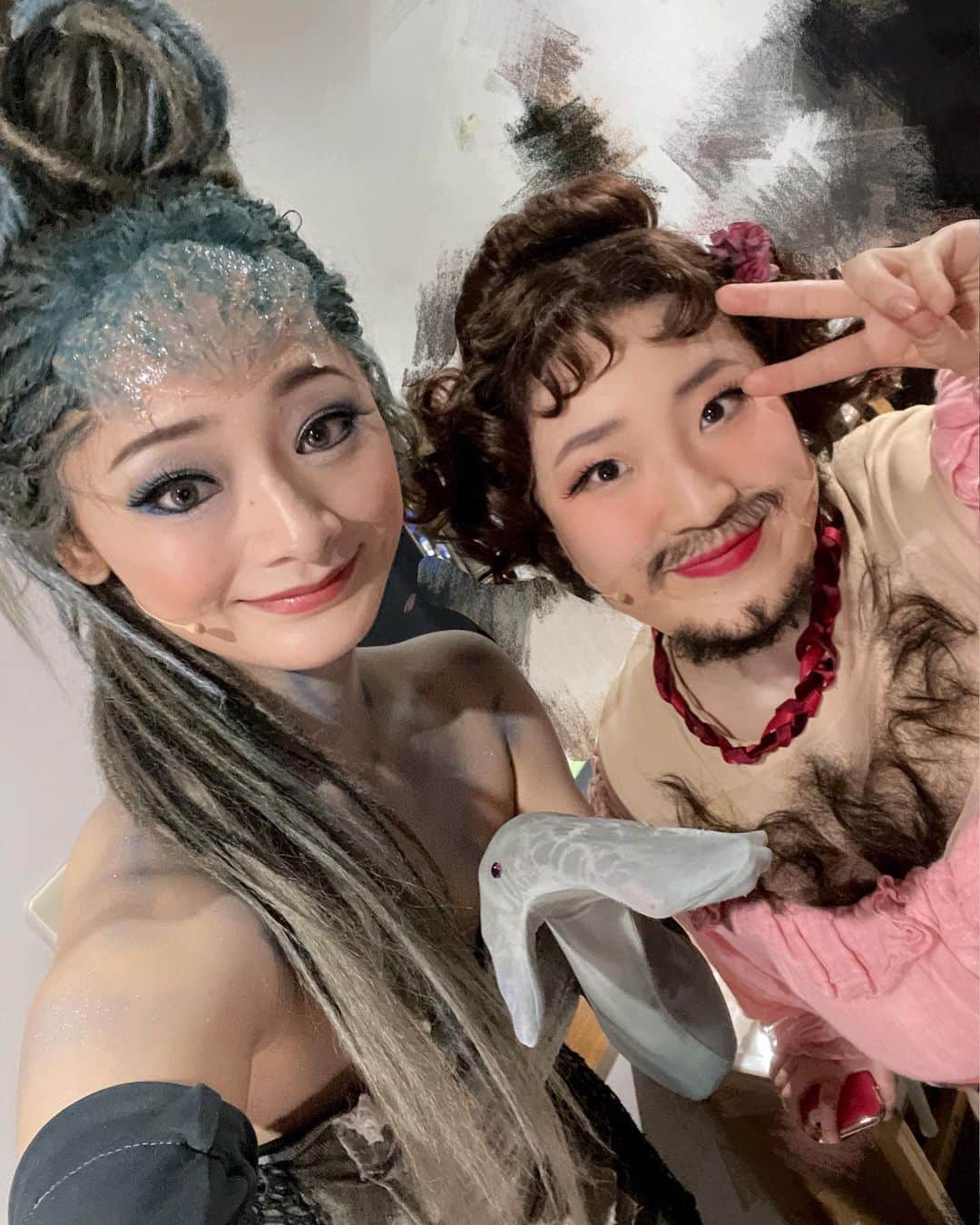 内田美麗（麗奈ゆう）さんのインスタグラム写真 - (内田美麗（麗奈ゆう）Instagram)「大好きな皆様と☺️❣️  島田彩さん🐒 お稽古場から仲良くさせて頂いて 何かあるたびに話しかけにいってました🤣❤️ 一座のお芝居でもよく絡ませて頂きました🙇‍♀️✨ happyで明るく優しい彩さんに何度も元気をもらいました😌💓  そうそう、お猿さんの涙がね赤ちゃんの涙ばりに綺麗なんですよ！！ いつも泣きながら抱き合う時思ってました笑！ あやさん！大好きーー❤️  池谷祐子さん🔮 いけやんさんのお顔を見るととりあえず落ち着くのです💓 占い師さんとも結構お芝居させて頂けて嬉しかったなぁ〜✨ 占い師さんの黒髪インナーパープルのカツラめっちゃ似合ってたなぁ〜💜 今回ね、いけやんさんと色々なお話しさせて頂いたんですけど言葉一つ一つが丁寧で心に沁みました😭✨ いけやんさん！大好きーー❤️  清水彩花さん💓 お稽古場から可愛いなぁと思ってちょくちょくお話しかけに行ってたのです笑🥰 あーしゃんとは着替え場所がお隣だったので仲良くさせてもらってました🤗あーしゃんの歌声が大好きです！あとピンクが似合う！笑💓  あーしゃん！大好きーー❤️  富田亜希さん⛓ あきさんの姉御な感じがめっちゃ好きでした〜☺️❣️あきさんのダンスめっちゃかっこよくて素敵なの☺️✨ 私は今回踊る事なかったんだけど 今度何かでご一緒したらダンス教えて頂きたい🥺✨ そしてめちゃかわイヤリングありがとうございました💓🥺 あきさんのセンス好き😍❣️  あきさん！大好きーー❤️  石田佳名子さん👸🏼 いつもね〜！見世物小屋の場面でね🐍かーこさんがお客様でご挨拶？させてもらうんだけどね！可愛い〜って褒めてくれてたの🤣💓 めっちゃ嬉しかった🐍🥰 あとね歌のパートが一緒だったので歌稽古の時にずっとかーこさんの歌に聞き耳立てて覚えてたの笑 クランチャリー夫人のかーこさんの包容力のある美声が大好きでした✨ かーこさん！大好きーー❤️  吉田萌美さん🤱 一見クールそうな印象だったんですけど笑着替え場所がお隣でお話しさせて頂いたらめちゃ優しくて仲良くさせてもらってました💓 涙は川に流しての場面で私の分の布をキャッチしてくれるんですけど、その姿がかっこいいのよ！笑🤣✨あの絡み好きだったなぁ〜☺️☺️✨❣️ めぐさん！大好きーー❤️  松浪ゆのちゃん👱‍♂️👩 ゆのちゃんは今回の笑う男が初舞台でした☺️改めておめでとう！ 初舞台などで色々教えてあげたんだけど、私が妹がいるせいか結構ビシバシしてて笑🤣自分より年上のお姉様方にはめっちゃ甘えるのに笑 一生懸命なゆのちゃんの姿に私も頑張ろうって思えたよ！ あまり言わなかったけど、 言ったことないけど笑 ゆのちゃん、大好きやでー😗❤️  笑  という事でこのカンパニーのみなさんが大好き過ぎてロスがやばいです😭😭😭💓💓💓💦💦💦  みなさんーー、私の事忘れないでくださいねーー😭😭😭  #笑う男#ミュージカル#musical #島田彩　さん#池谷祐子　さん#清水彩花　さん#富田亜希  さん#石田佳名子　さん#吉田萌美　さん#松浪ゆの　ちゃん」3月29日 20時50分 - miretan29