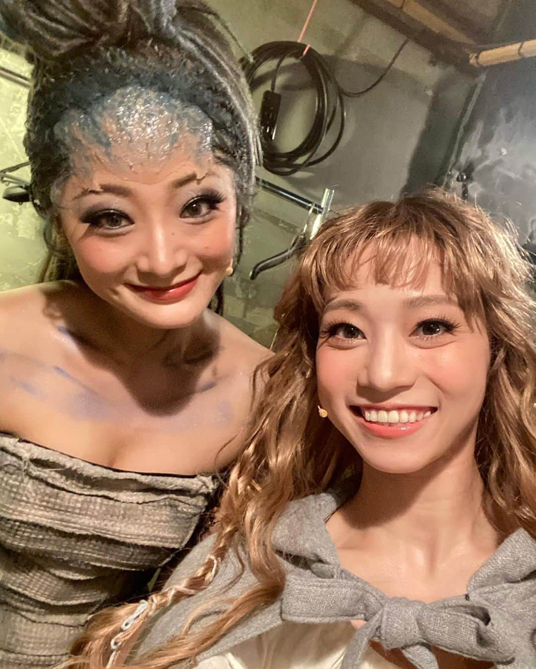 内田美麗（麗奈ゆう）さんのインスタグラム写真 - (内田美麗（麗奈ゆう）Instagram)「宝塚OG組☺️✨  実は3人とも被った時期があったという奇跡！😳  現役時代、月組でご一緒させて頂いたお久しぶりのとしさん☺️💓  ロミジュリの時にきぃちゃんが組回りで月組にきてくれた時☺️  こうやってまた共演させて頂けて嬉しかったです🥰  としさんとちょこちょこお芝居させて頂けて嬉しかったなー！ 現役時代の時からとしさんって何でも出来て本当に凄い、、、🙇‍♀️✨✨😭😭 辞めてからも素晴らしい先輩の背中を見て学ばせて頂けた事に感謝です✨  きぃちゃんはみんなが言ってるように本当に太陽みたいな子です☀️ そしてこの子、、、 めっちゃ面白い🤣❣️ また是非ともご一緒したい❣️❣️  #笑う男#ミュージカル#宝塚og #宇月颯 さん#真彩希帆  ちゃん」3月29日 21時01分 - miretan29