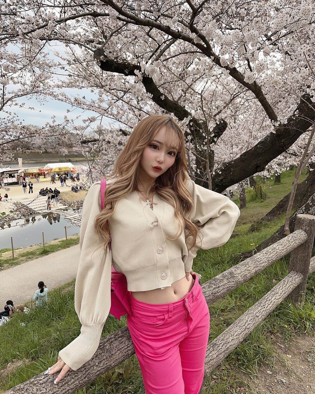 くまみゆさんのインスタグラム写真 - (くまみゆInstagram)「. . 桜満開！！ ピンク可愛いのよ服も💕 この季節はピンク着たい！！！ . . . #花見　#桜　#evris」3月29日 21時12分 - kumamiyu.24